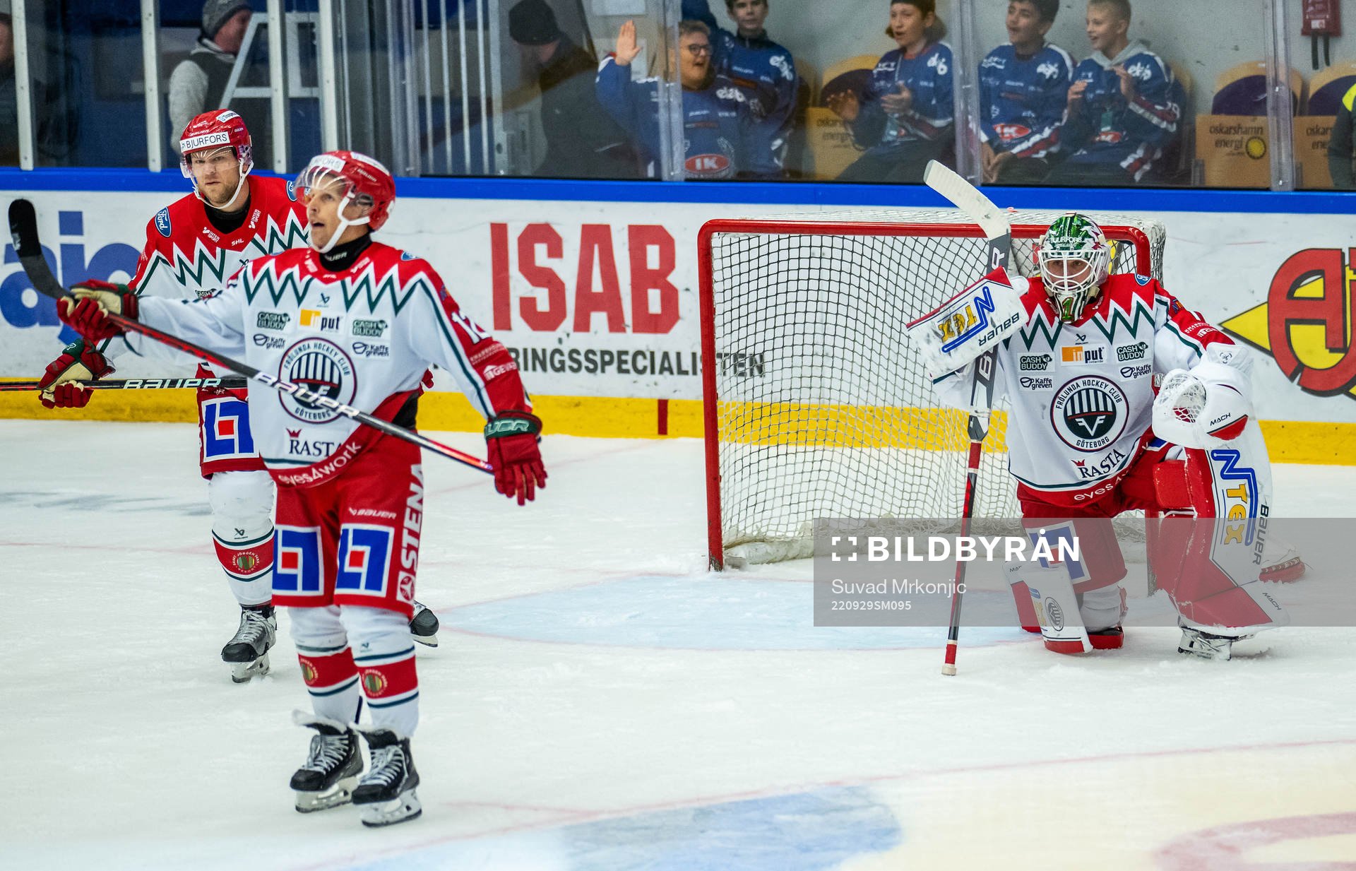Frölundas Max Friberg och målvakt Lars Johansson deppar