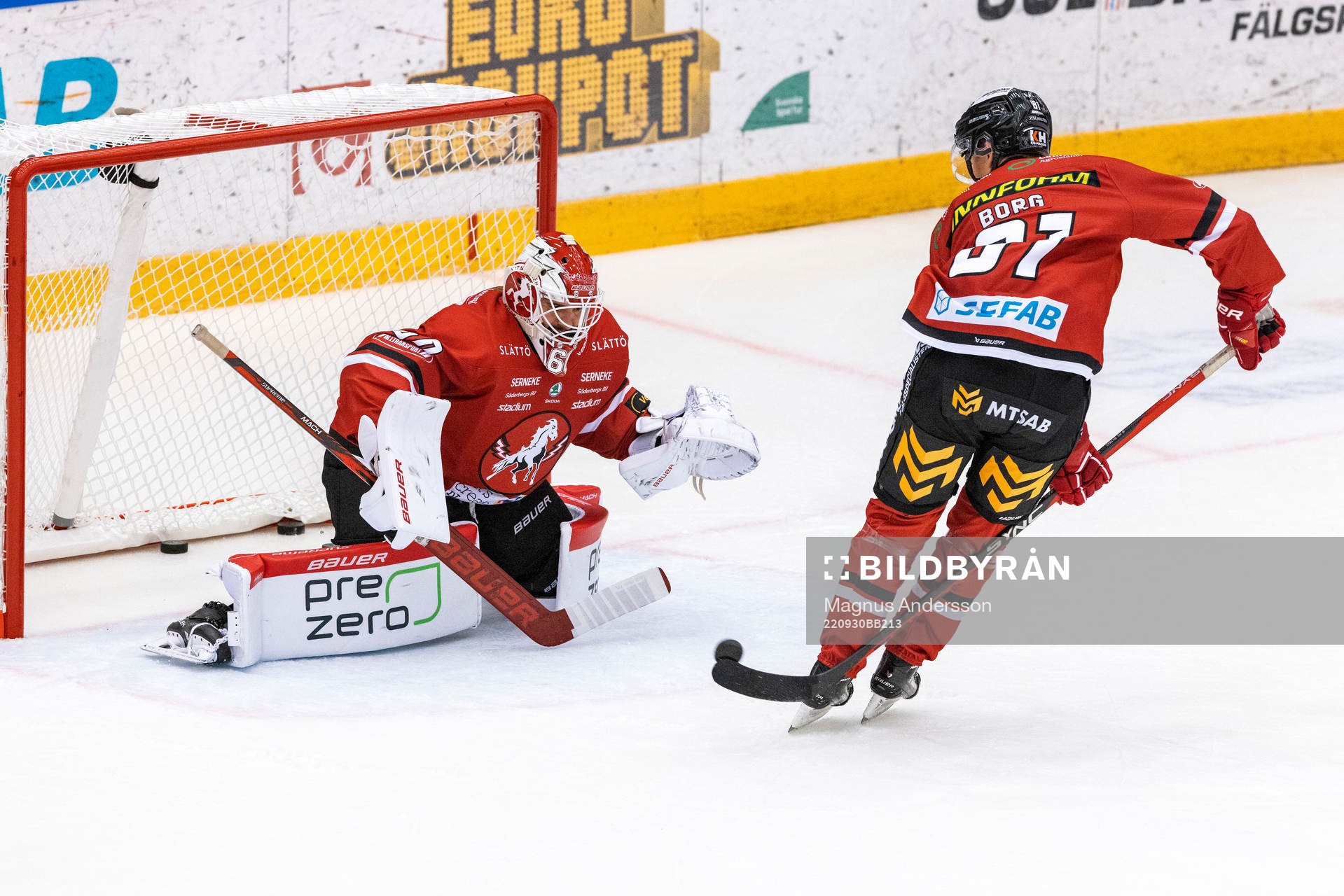 Vita Hästens målvakt Adam Ohre och Eric Borg