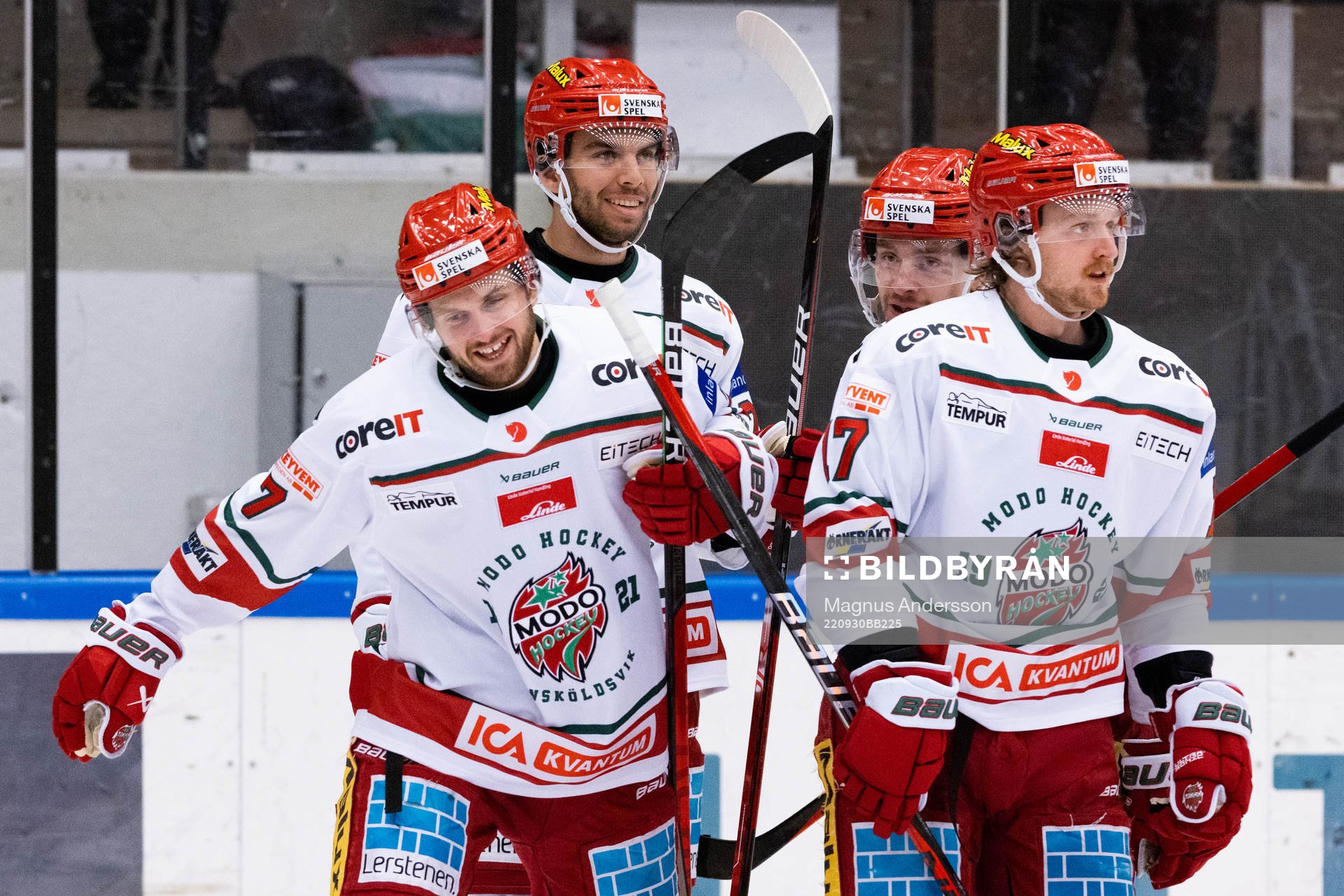 Modos Pontus Näsen jublar