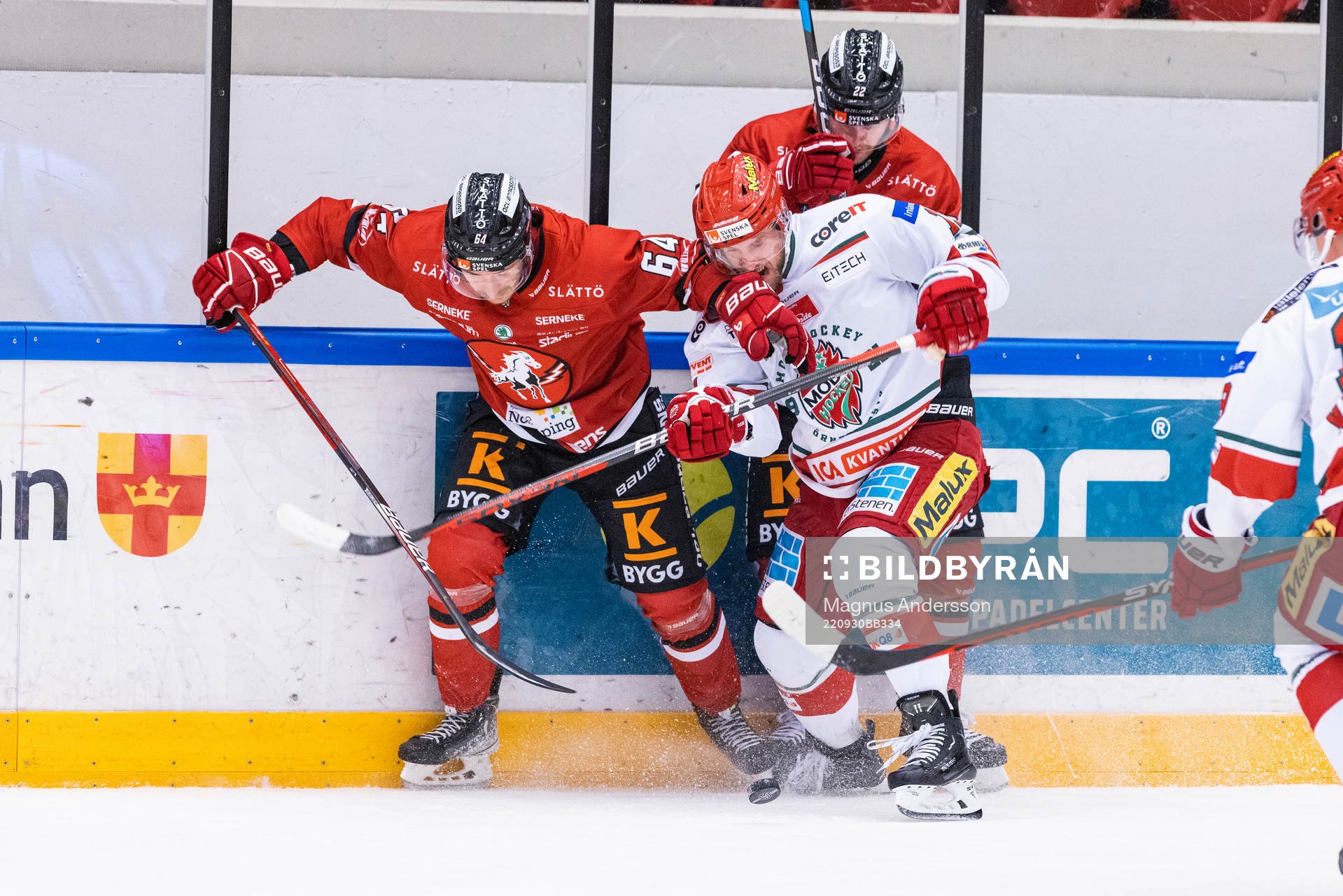 Vita Hästens Rasmus Kahilainen och Modos Josef Ingman