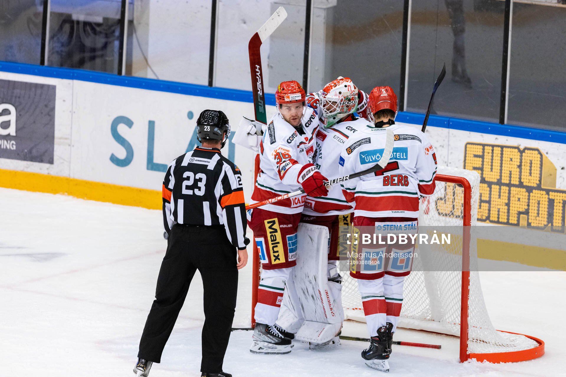 Modos målvakt Marcus Nygren jublar ihop med Sebastian