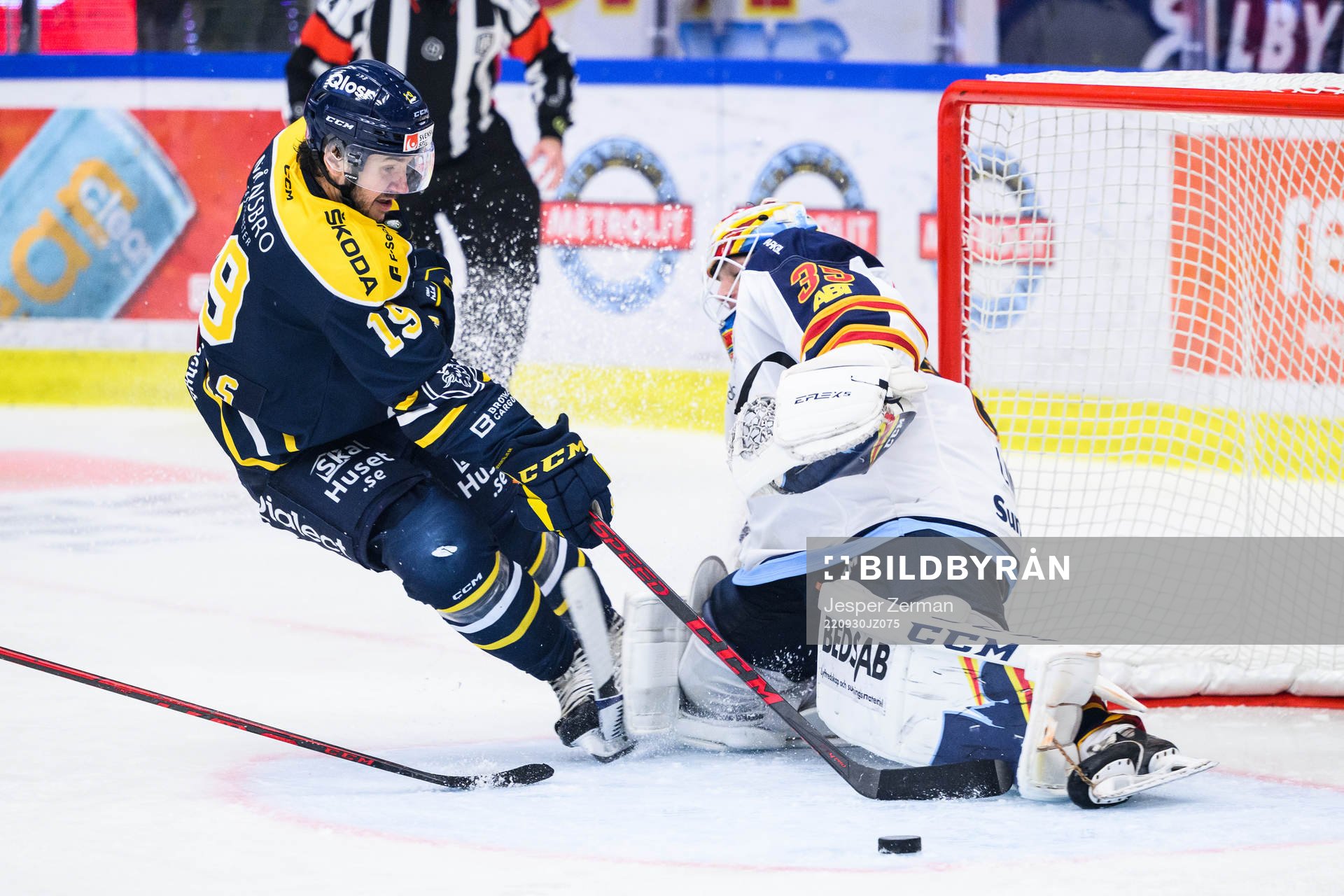 Södertäljes Cole Cassels och Djurgårdens målvakt Carl