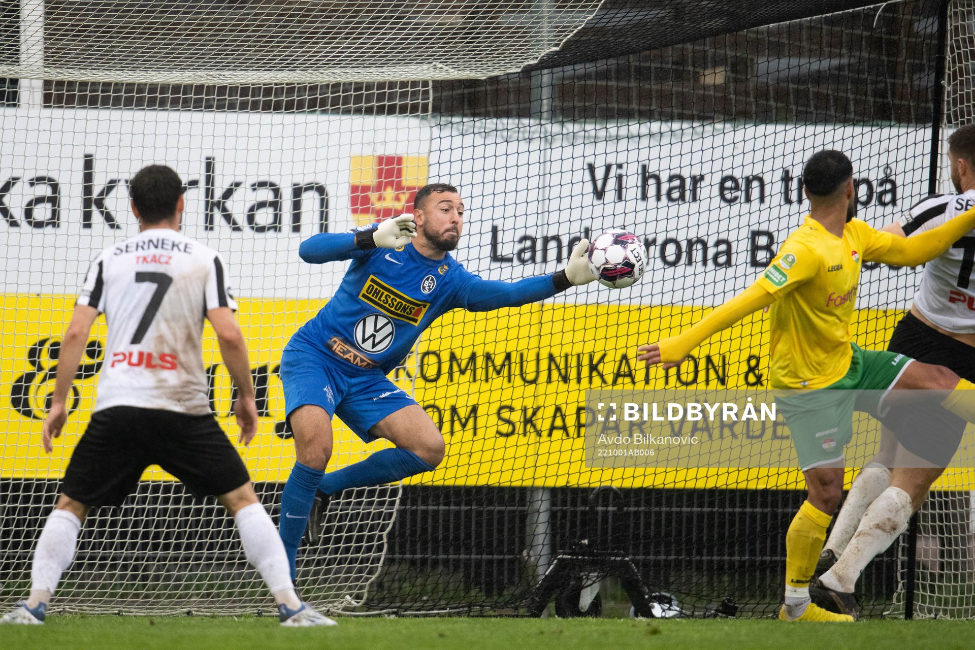 Landskronas målvakt Amr Kaddoura gör räddning på nick av Dalkurds Rodin Deprem under fotbollsmatchen i Superettan mellan Landskrona och Dalkurd den 1 oktober 2022 i Landskrona.