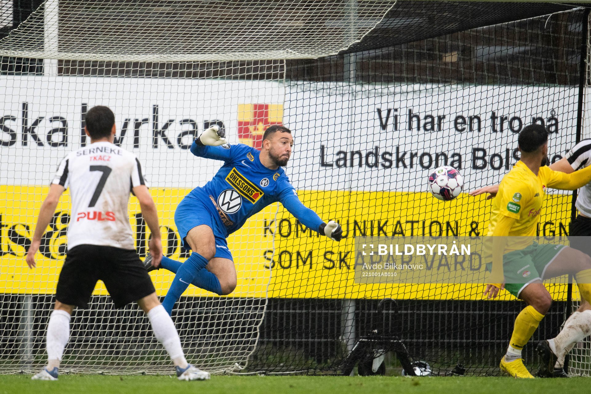 Landskronas målvakt Amr Kaddoura gör räddning på nick av Dalkurds Rodin Deprem under fotbollsmatchen i Superettan mellan Landskrona och Dalkurd den 1 oktober 2022 i Landskrona.