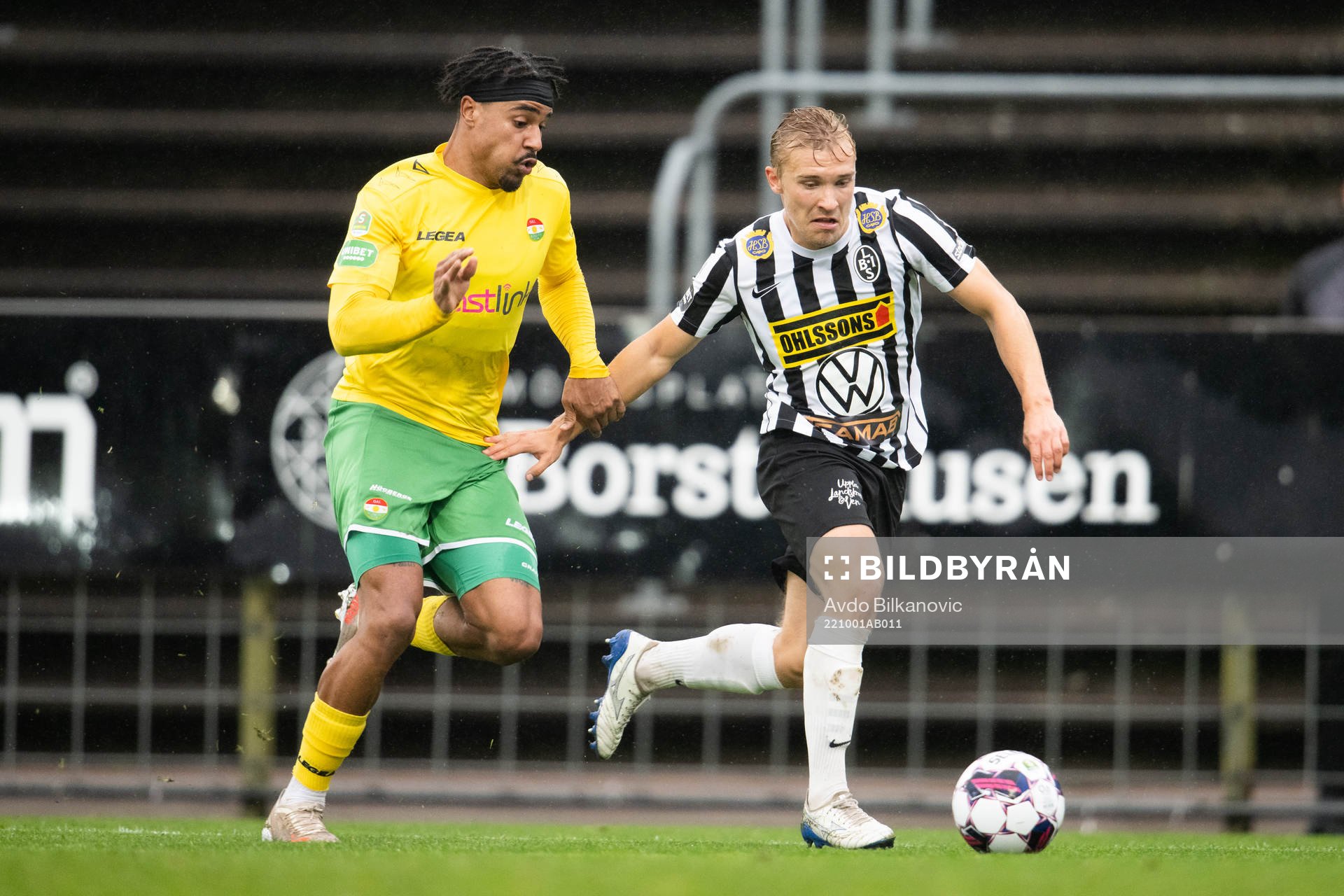 Landskronas Edvin Dahlqvist och Dalkurds Fabio Nicolas Dixon under fotbollsmatchen i Superettan mellan Landskrona och Dalkurd den 1 oktober 2022 i Landskrona.