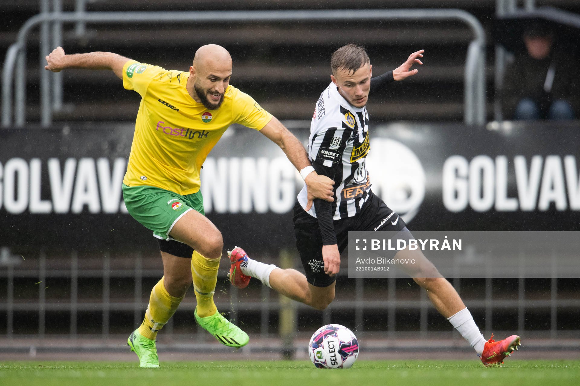 Landskronas Melker Heier och Dalkurds Pashang Abdulla under fotbollsmatchen i Superettan mellan Landskrona och Dalkurd den 1 oktober 2022 i Landskrona.