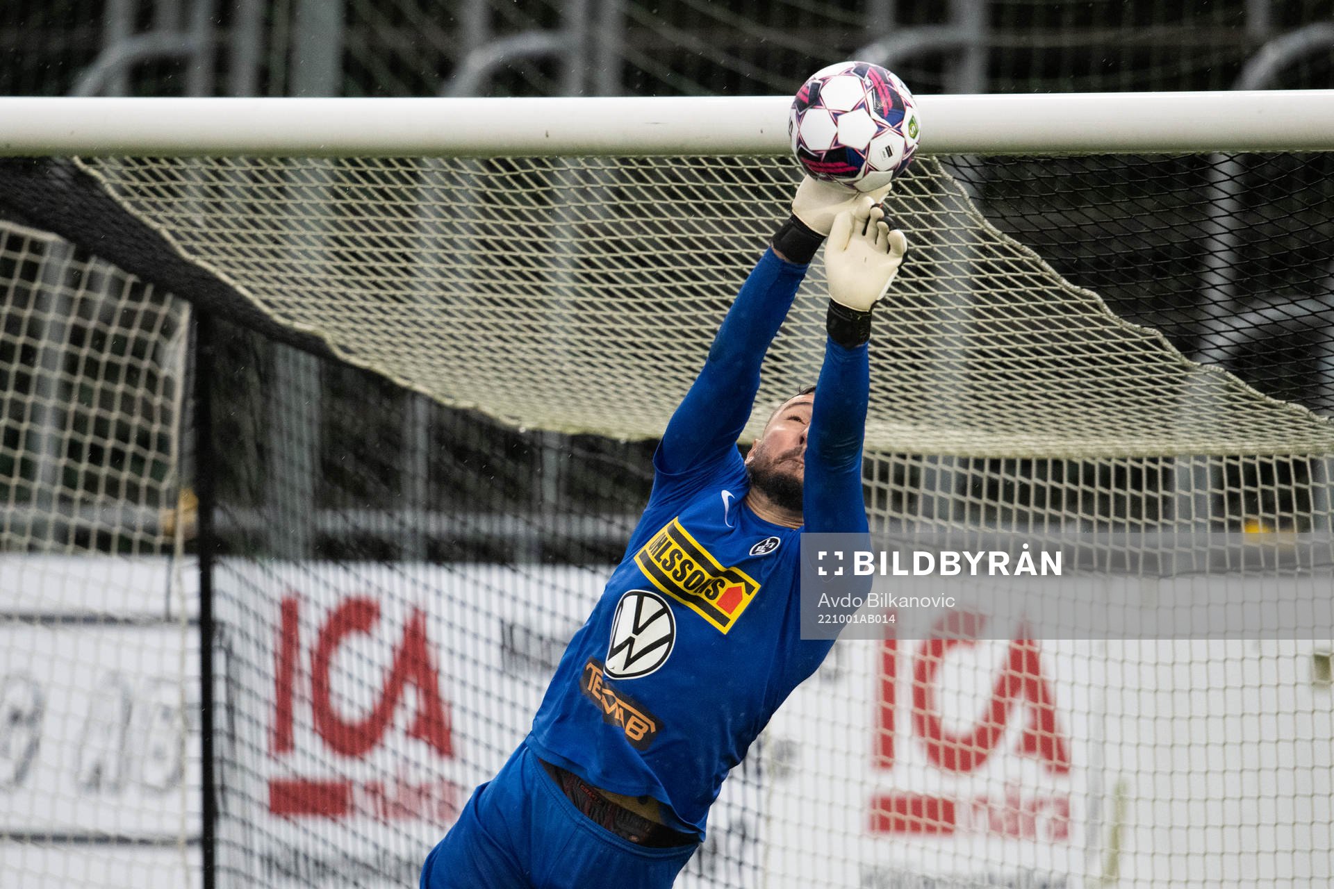 Landskronas målvakt Amr Kaddoura gör räddning under fotbollsmatchen i Superettan mellan Landskrona och Dalkurd den 1 oktober 2022 i Landskrona.
