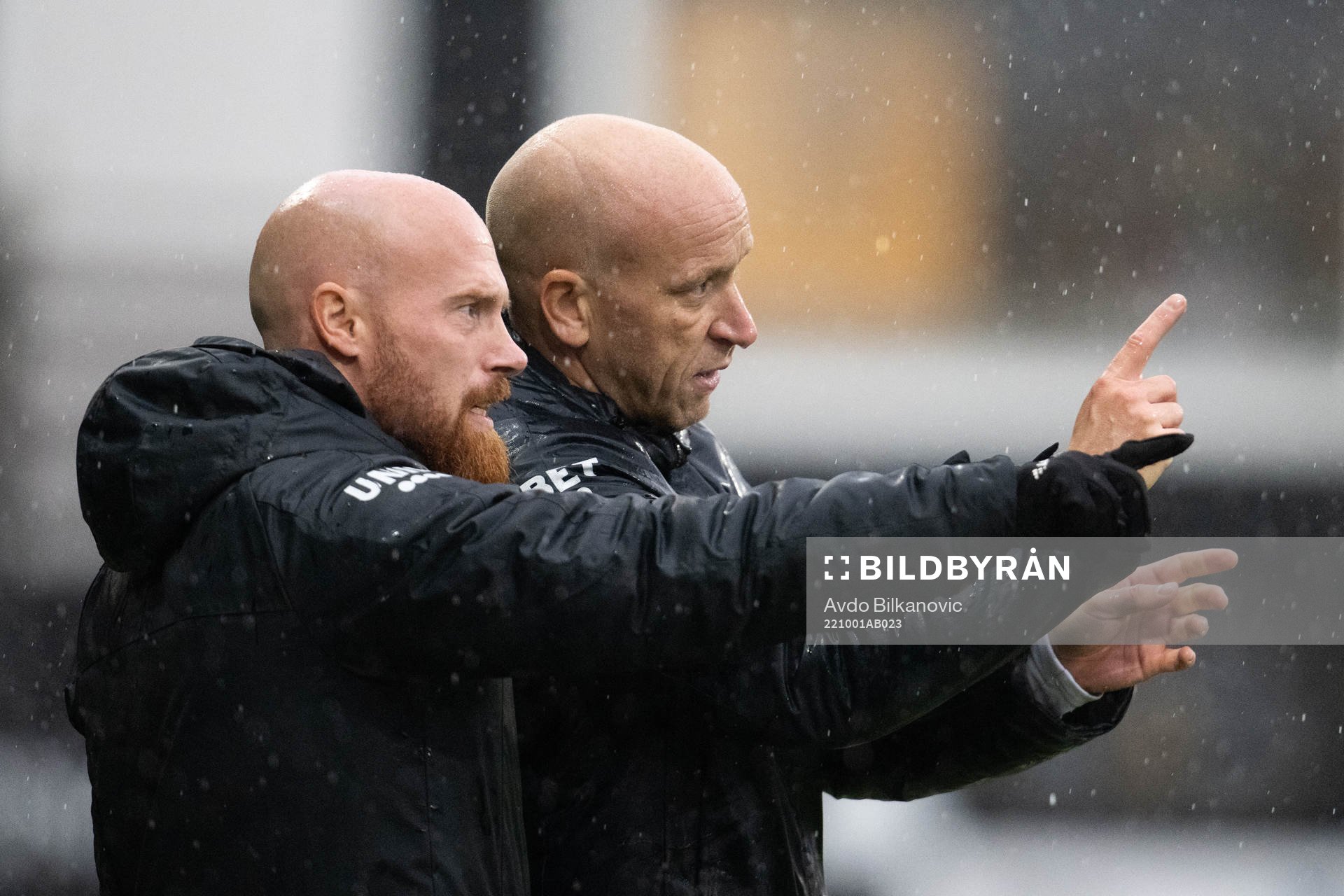 Landskronas tränare Billy Magnusson och assisterande tränare Max Mölder under fotbollsmatchen i Superettan mellan Landskrona och Dalkurd den 1 oktober 2022 i Landskrona.