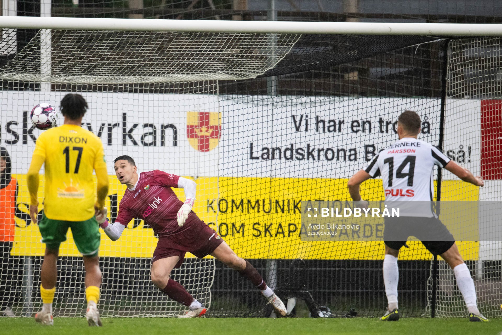 Landskronas Erik Pärsson skickar bollen bakom Dalkurds