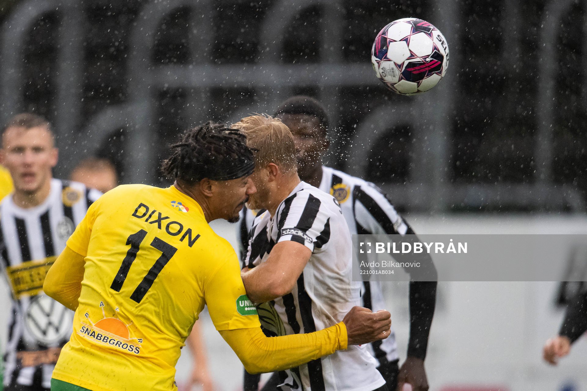 Landskronas Johan Rapp och Dalkurds Fabio Nicolas Dixon krockar under fotbollsmatchen i Superettan mellan Landskrona och Dalkurd den 1 oktober 2022 i Landskrona.