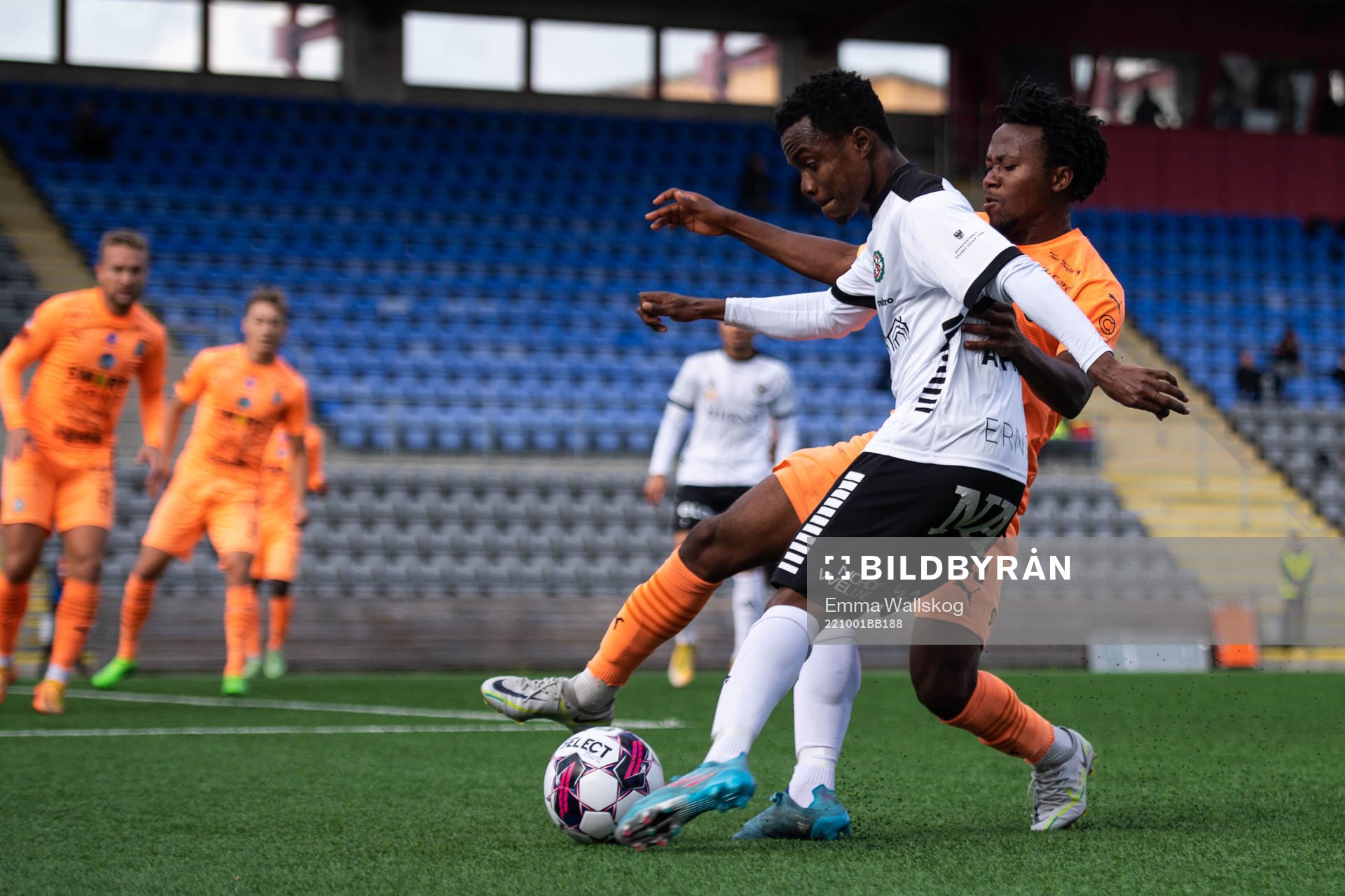 Örebros Alfred Olatomi Olaniyan och AFC Eskilstunas Abdul-Halik Hudu under fotbollsmatchen i Superettan mellan AFC Eskilstuna och Örebro den 1 oktober 2022 i Eskilstuna.