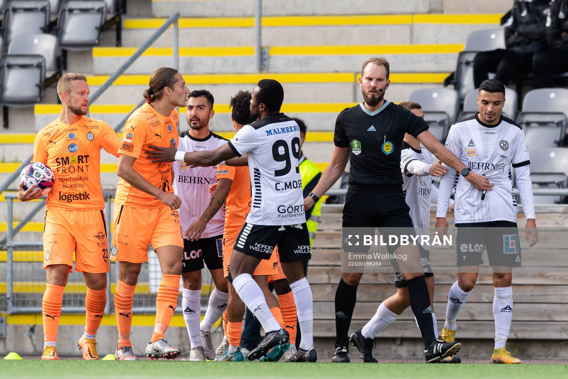 AFC Eskilstunas Felix Michel i bråk med Örebros Ahmed Yasin under fotbollsmatchen i Superettan mellan AFC Eskilstuna och Örebro den 1 oktober 2022 i Eskilstuna.