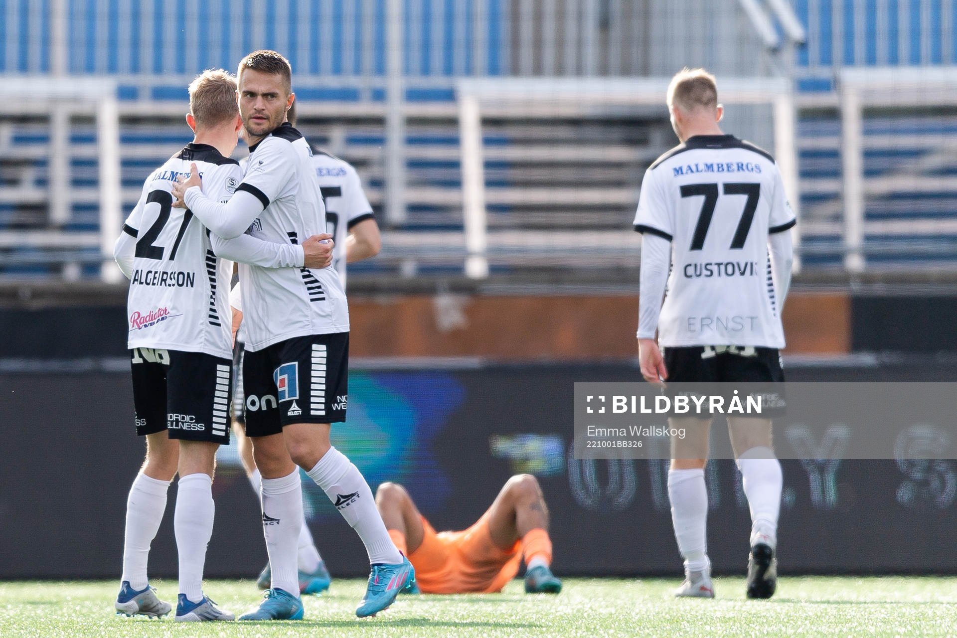 Örebros Valgeir Valgeirsson och Benjamin Hjertstrand jublar