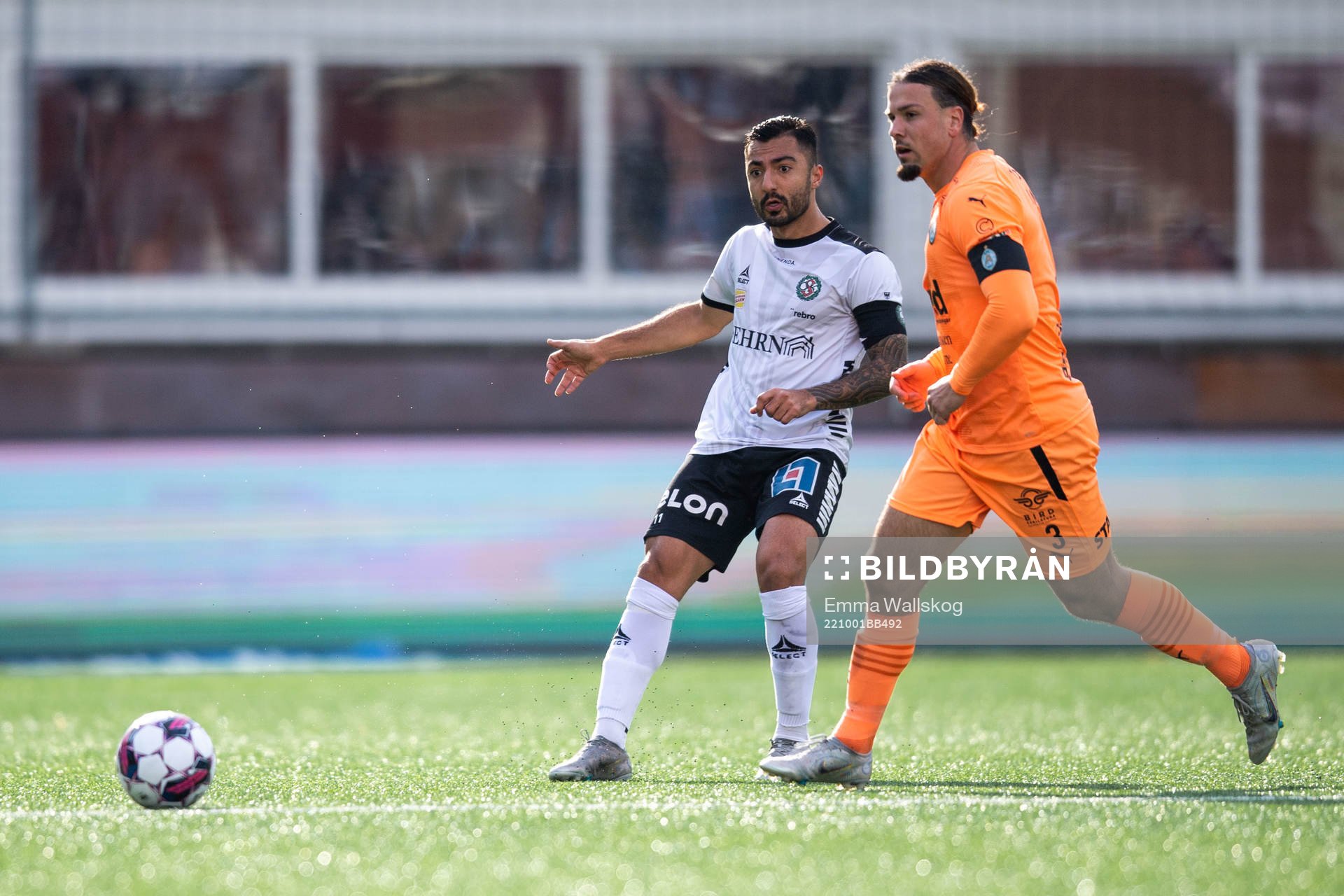 Örebros Jiloan Hamad och AFC Eskilstunas Abdelkarim Mammar