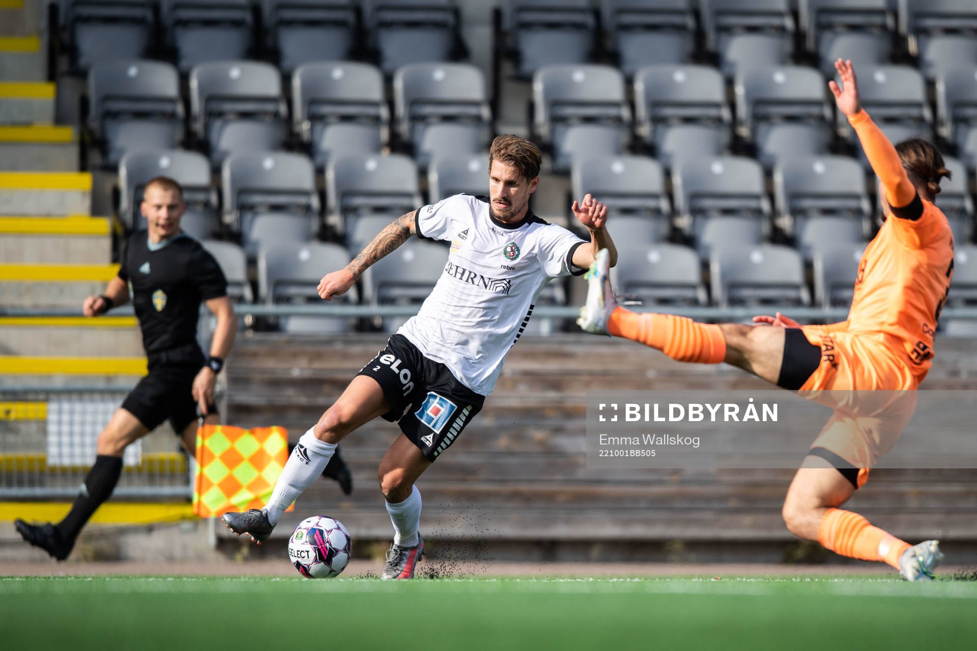 Örebros Daniel Björnkvist och AFC Eskilstunas Abdelkarim Mammar Chaouche under fotbollsmatchen i Superettan mellan AFC Eskilstuna och Örebro den 1 oktober 2022 i Eskilstuna.