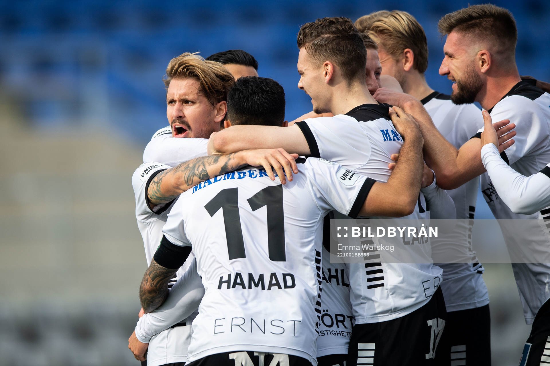 Örebros Daniel Björnkvist jublar med lagkamrater efter 0-1 under fotbollsmatchen i Superettan mellan AFC Eskilstuna och Örebro den 1 oktober 2022 i Eskilstuna.