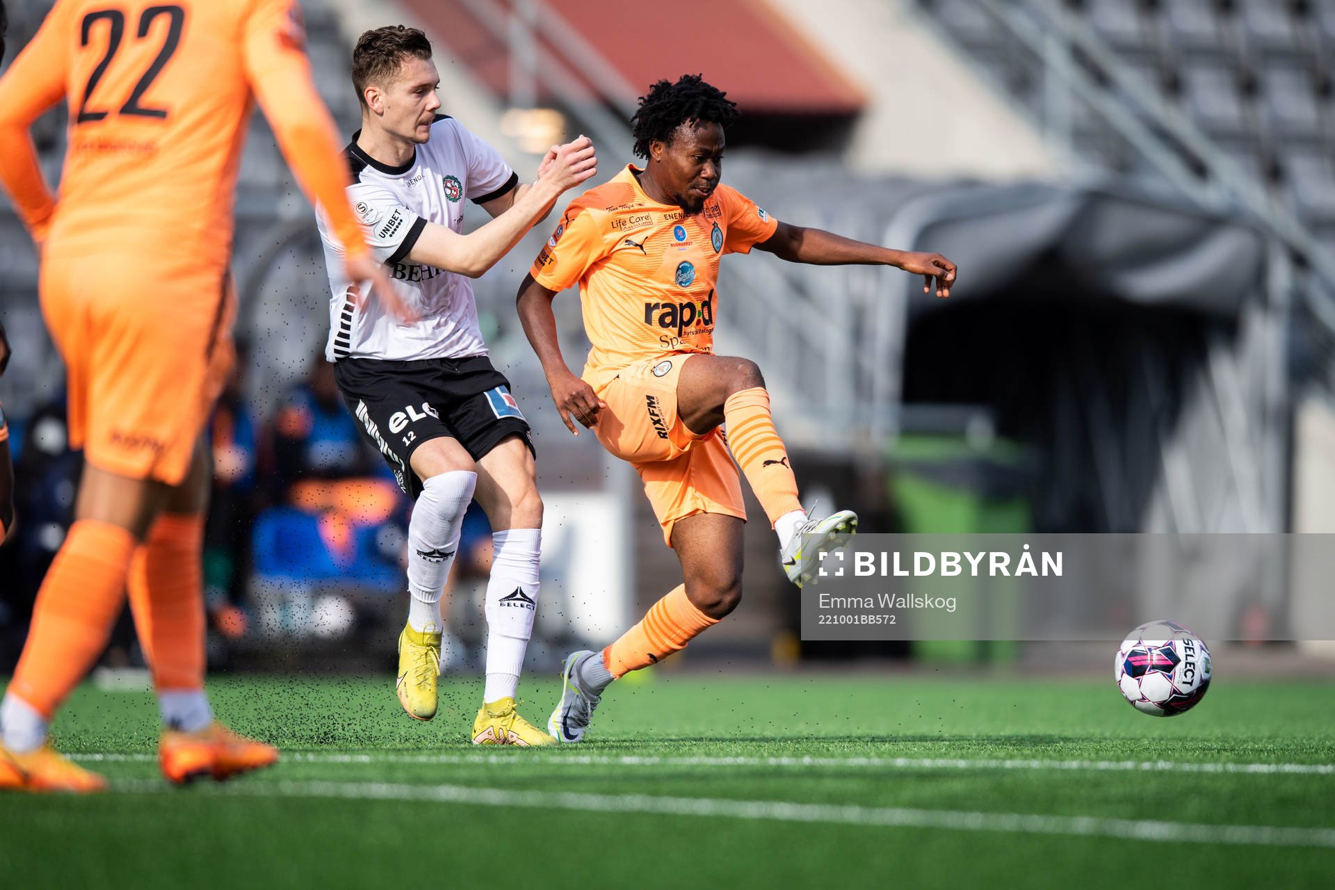 Örebros Jake Larsson och AFC Eskilstunas Abdul-Halik Hudu