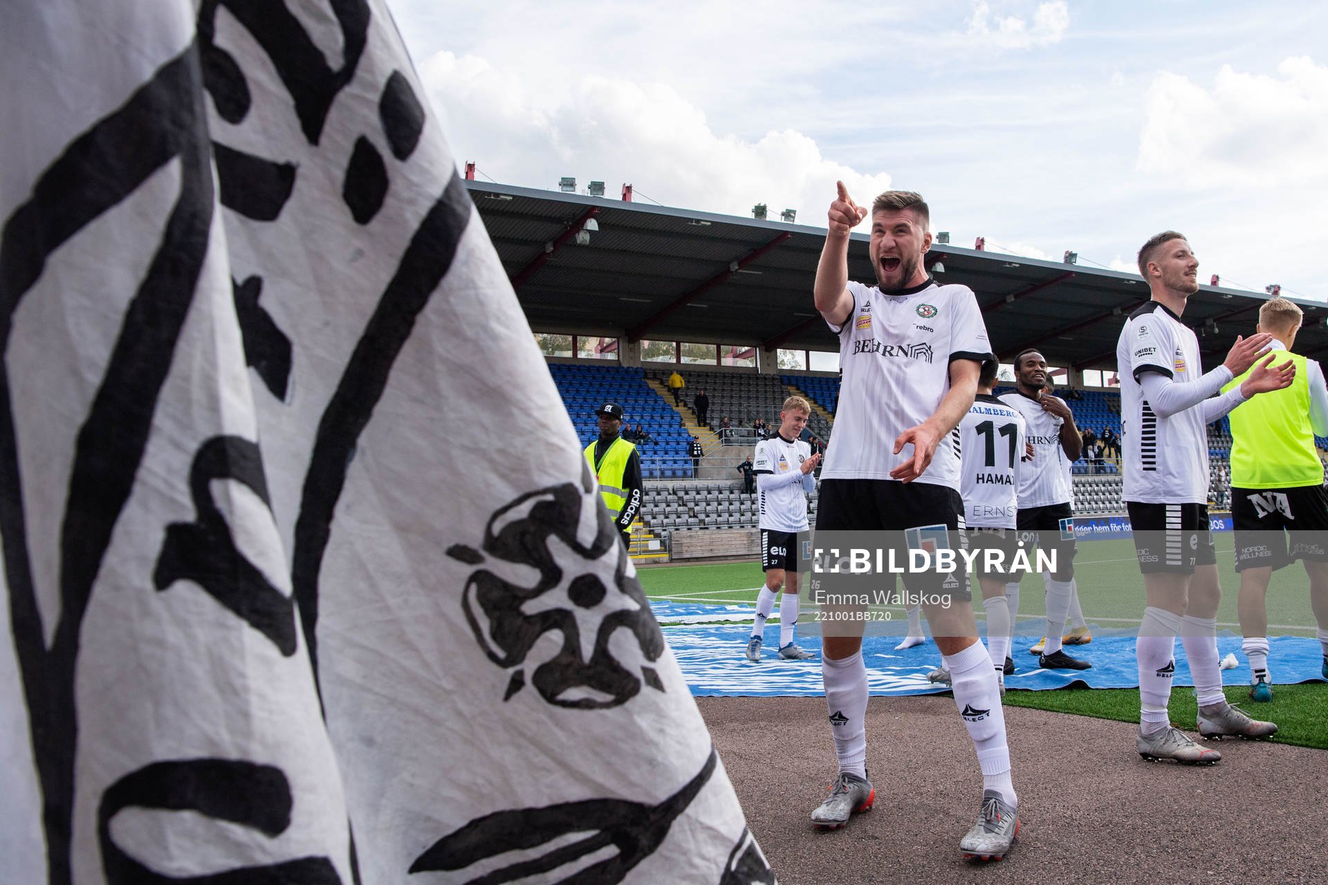 Örebros Axel Andresson jublar med supportrar