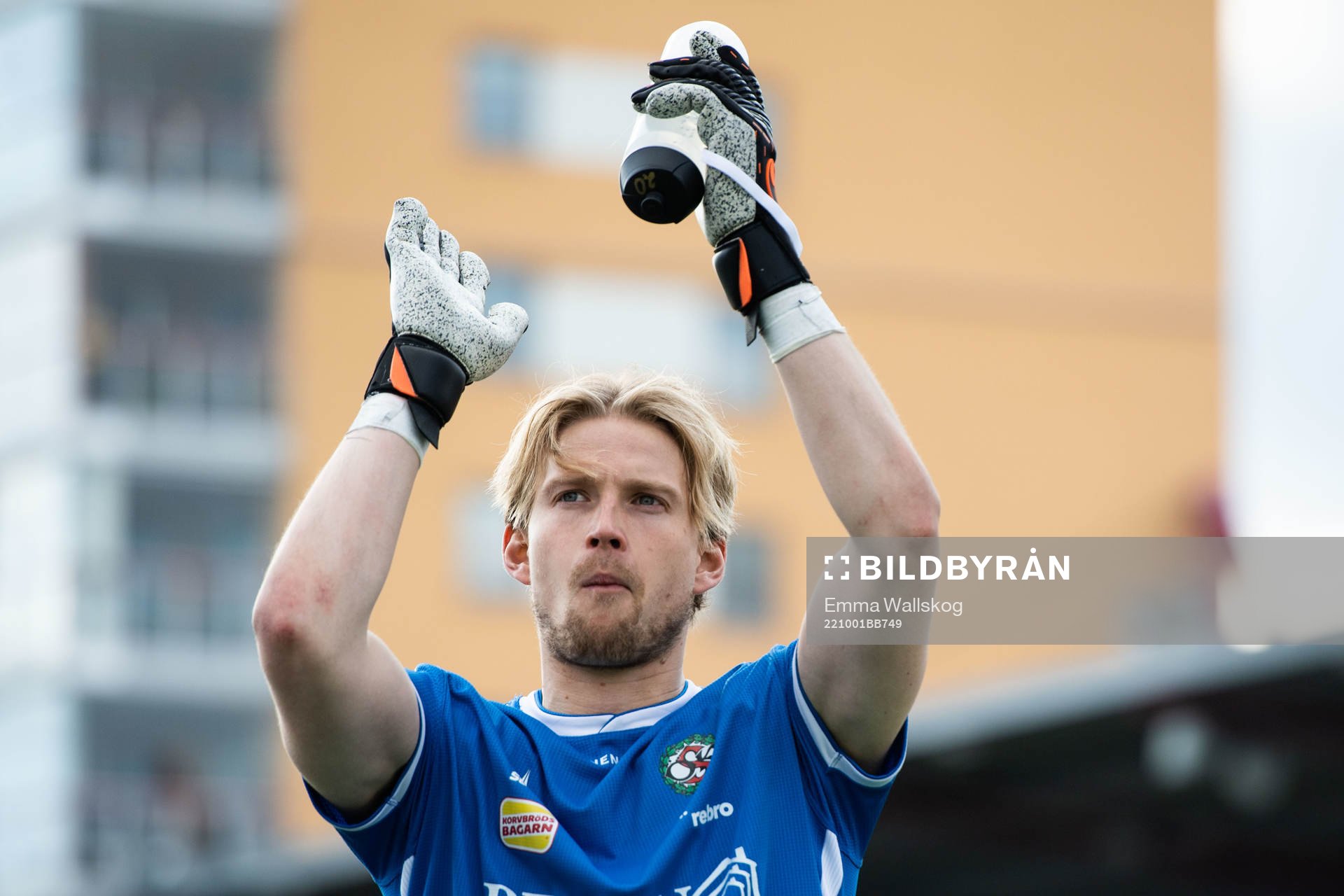 Örebros målvakt William Eskelinen jublar