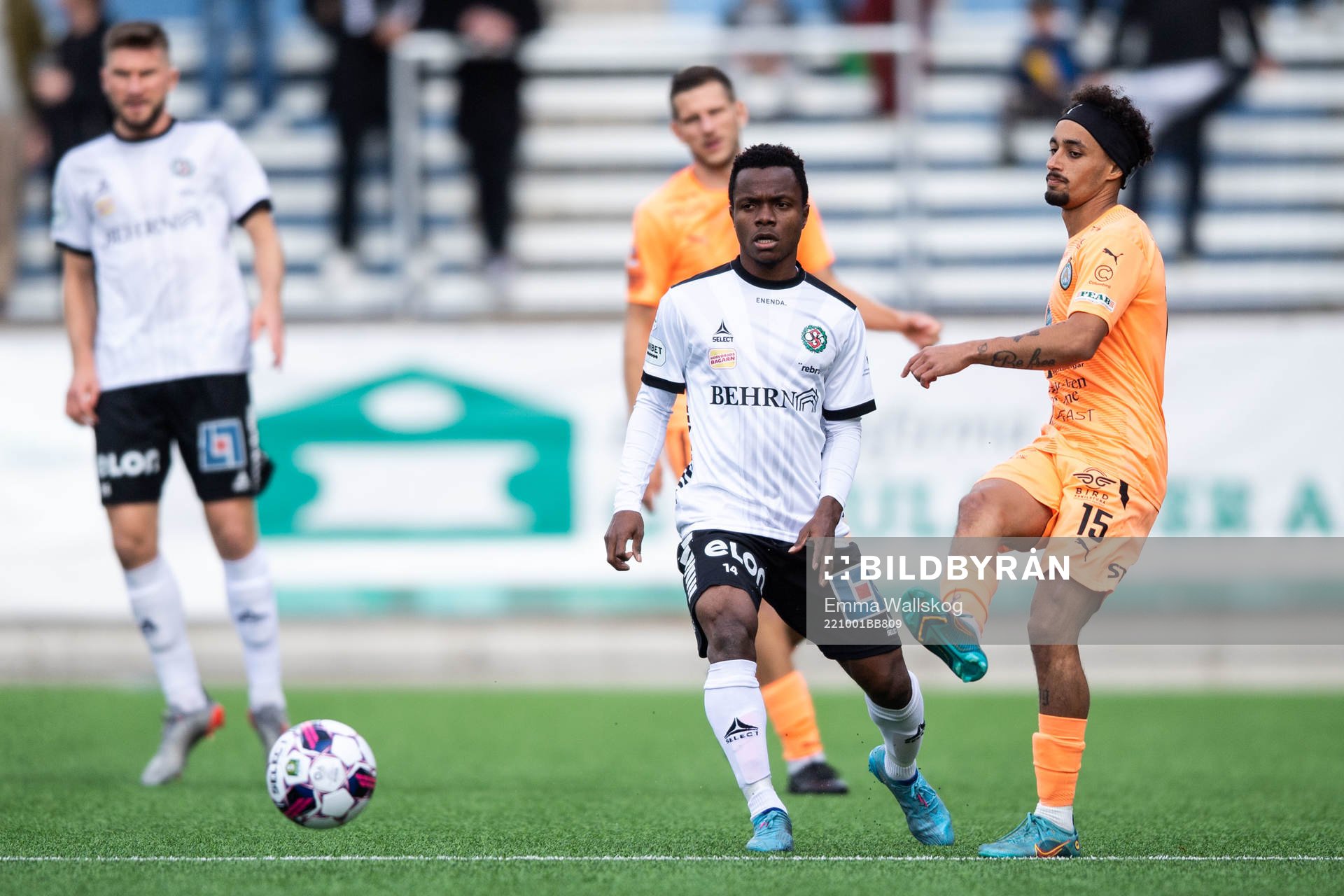 Örebros Alfred Olatomi Olaniyan och AFC Eskilstunas Victor Fors under fotbollsmatchen i Superettan mellan AFC Eskilstuna och Örebro den 1 oktober 2022 i Eskilstuna.