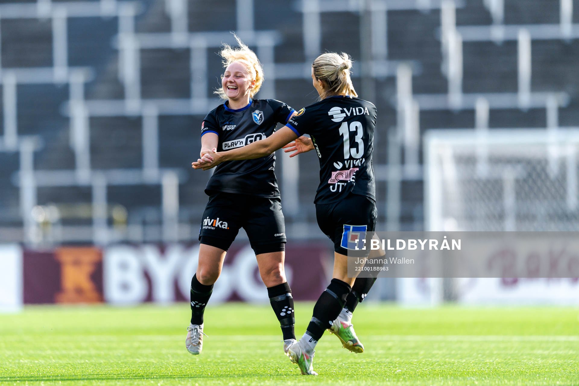Växjös Sophia Redenstrand och Mimmi Strömgren jublar efter 0-1 under fotbollsmatchen i Elitettan mellan IFK Norrköping och Växjö den 1 oktober 2022 i Norrköping.