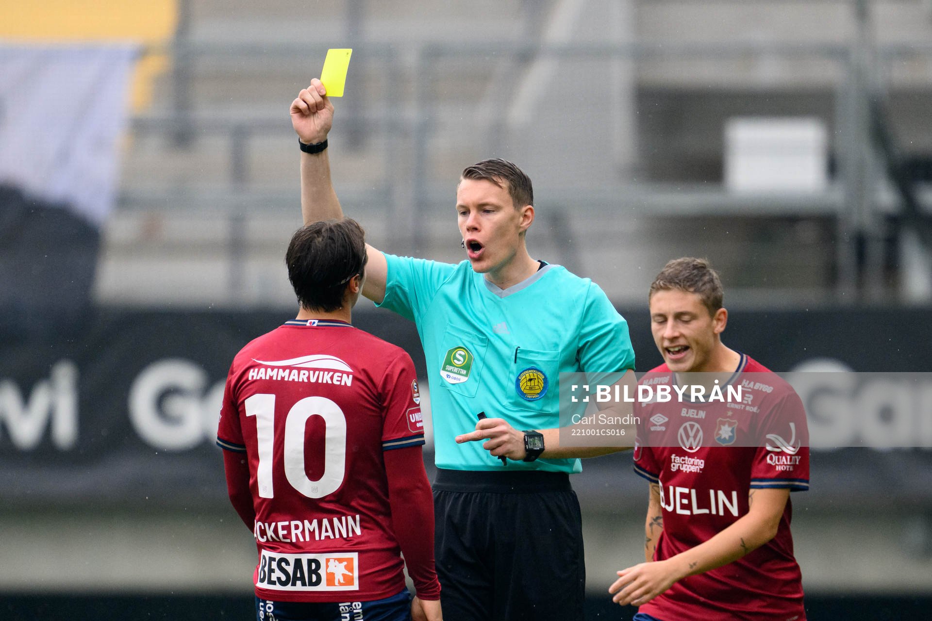 Örgrytes Kevin Ackermann får gult kort av domare Oscar
