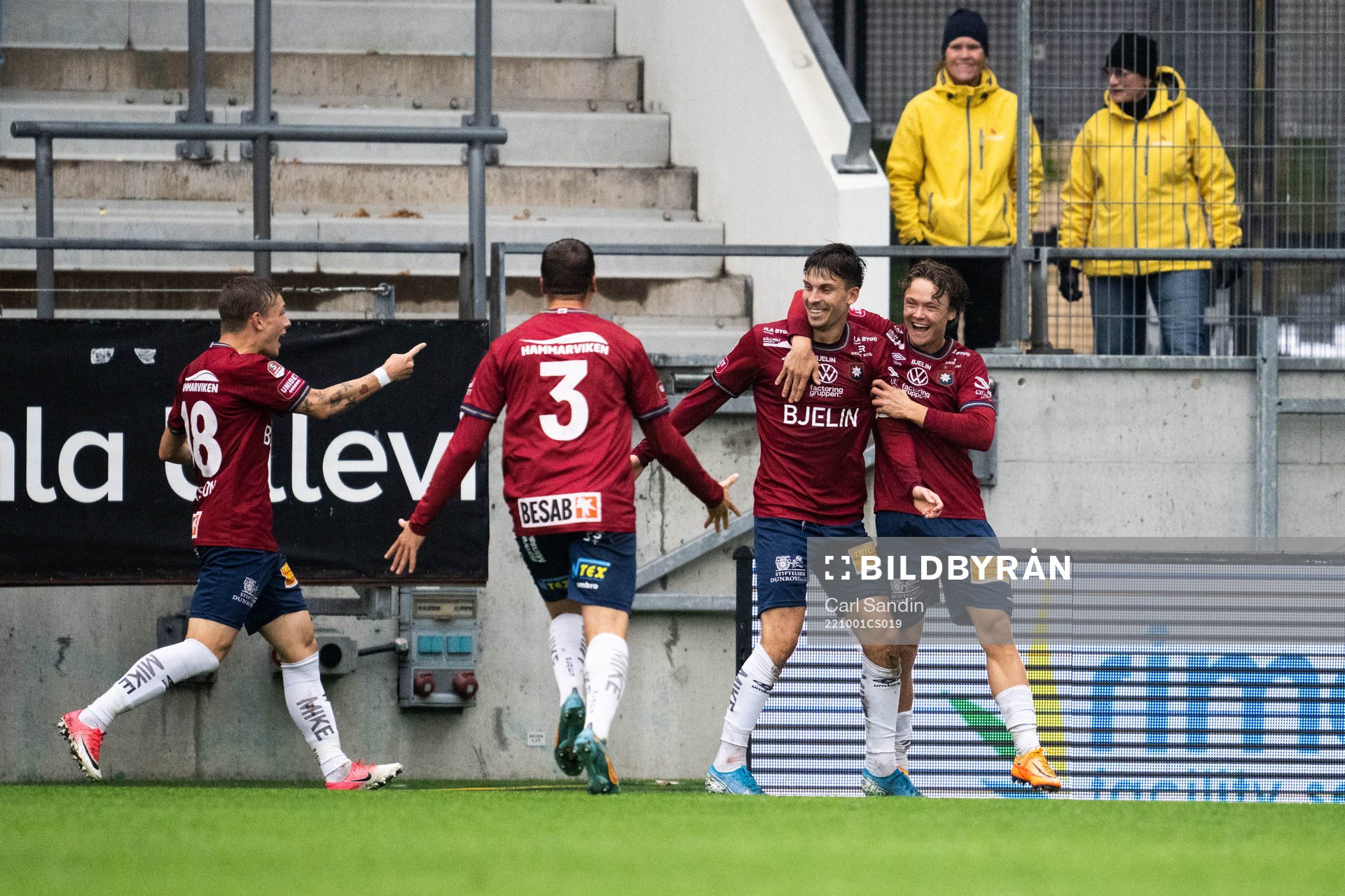 Örgrytes Daniel Paulson jublar med Anton Andreasson,