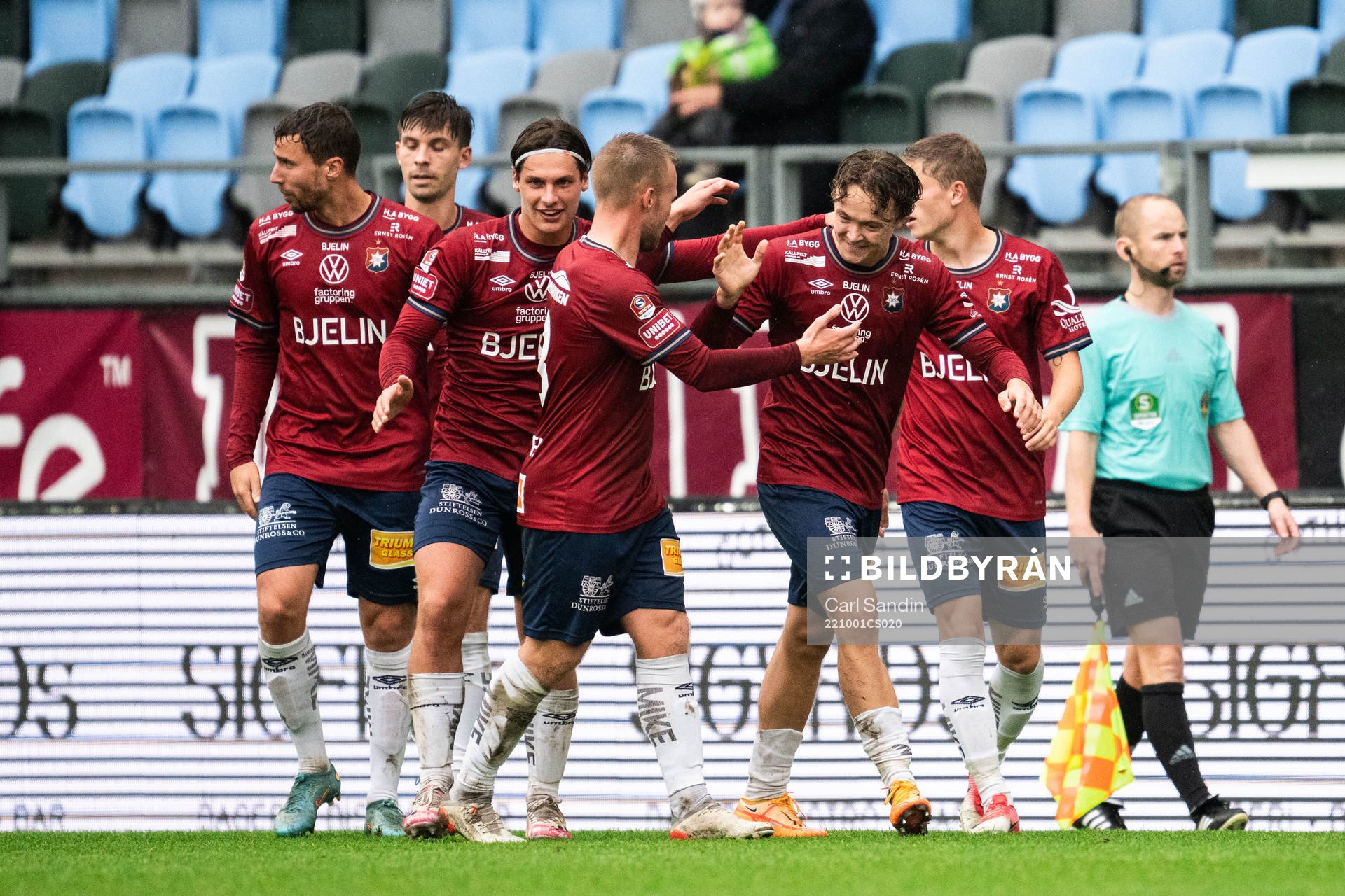 Örgrytes Herman Sjögrell jublar med lagkamrater