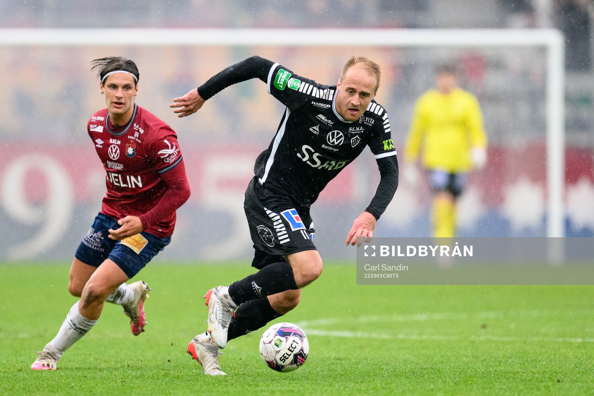 Örgrytes Kevin Ackermann och Brages Anton Lundin under fotbollsmatchen i Superettan mellan Örgryte och Brage den 1 oktober 2022 i Göteborg. 