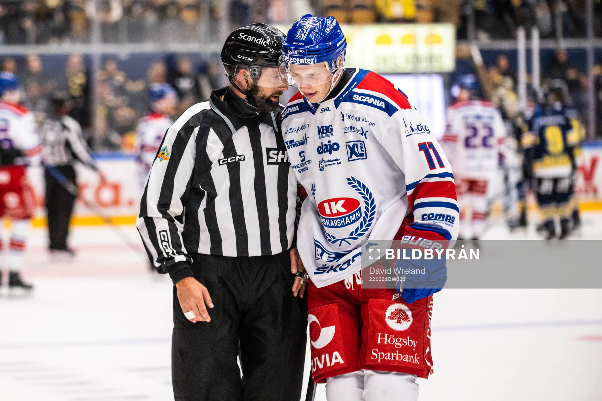 Linjedomare Anders Jansson  och Oskarshamns Antti Suomela