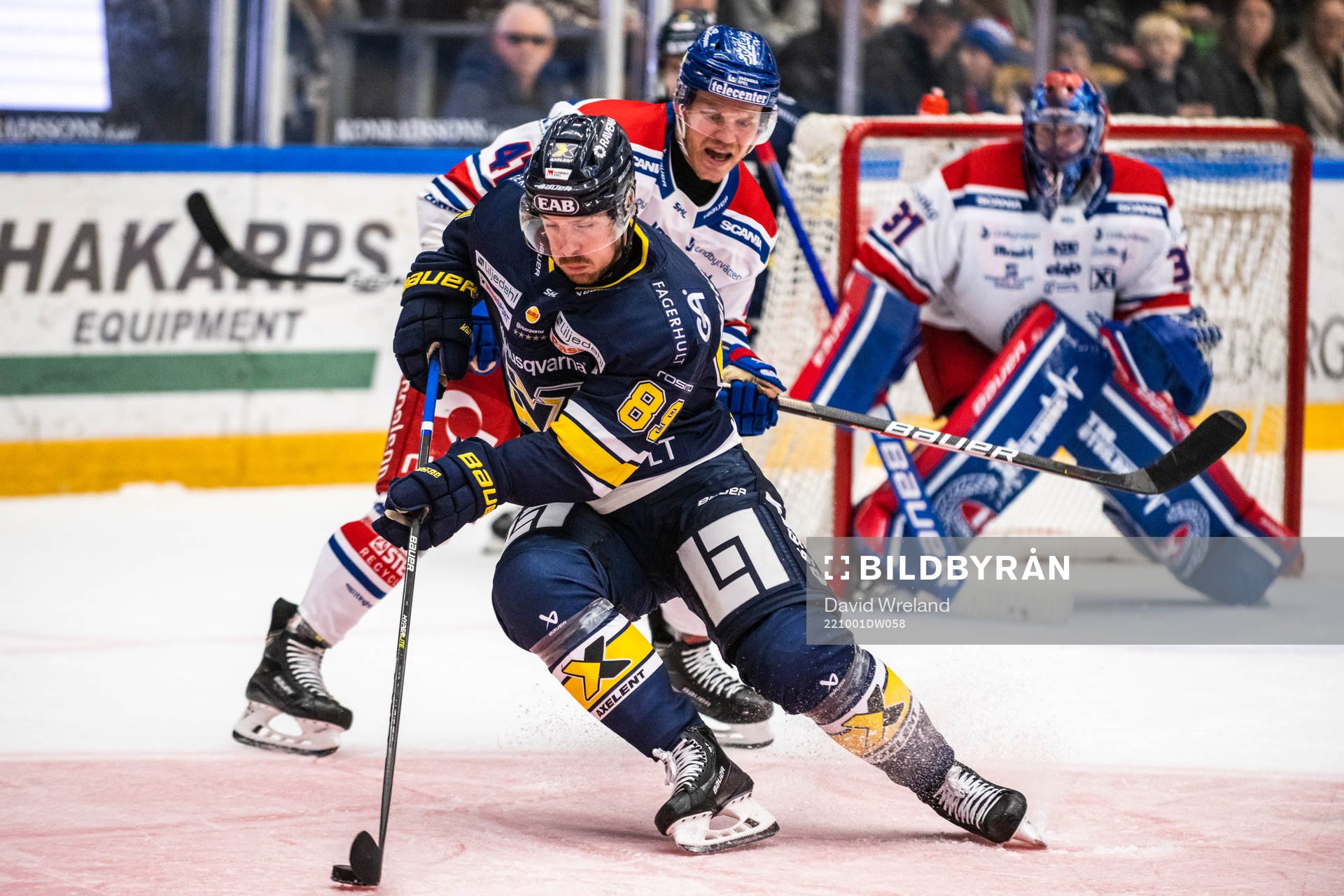 HV71s Mikkel Bödker och Oskarshamns Johan Johnsson i kamp
