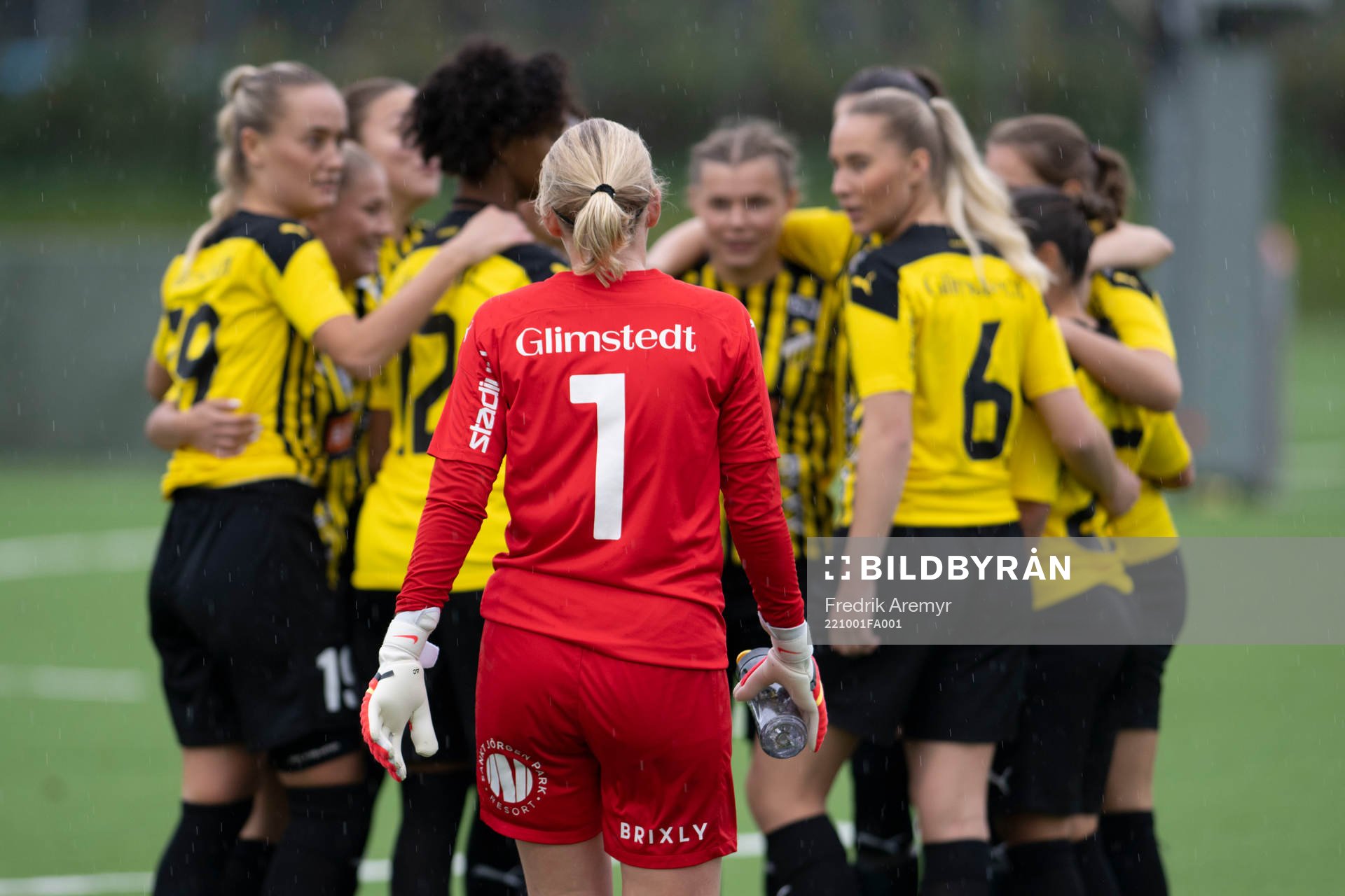 Häckens målvakt Kajsa Wallem innan fotbollsmatchen i