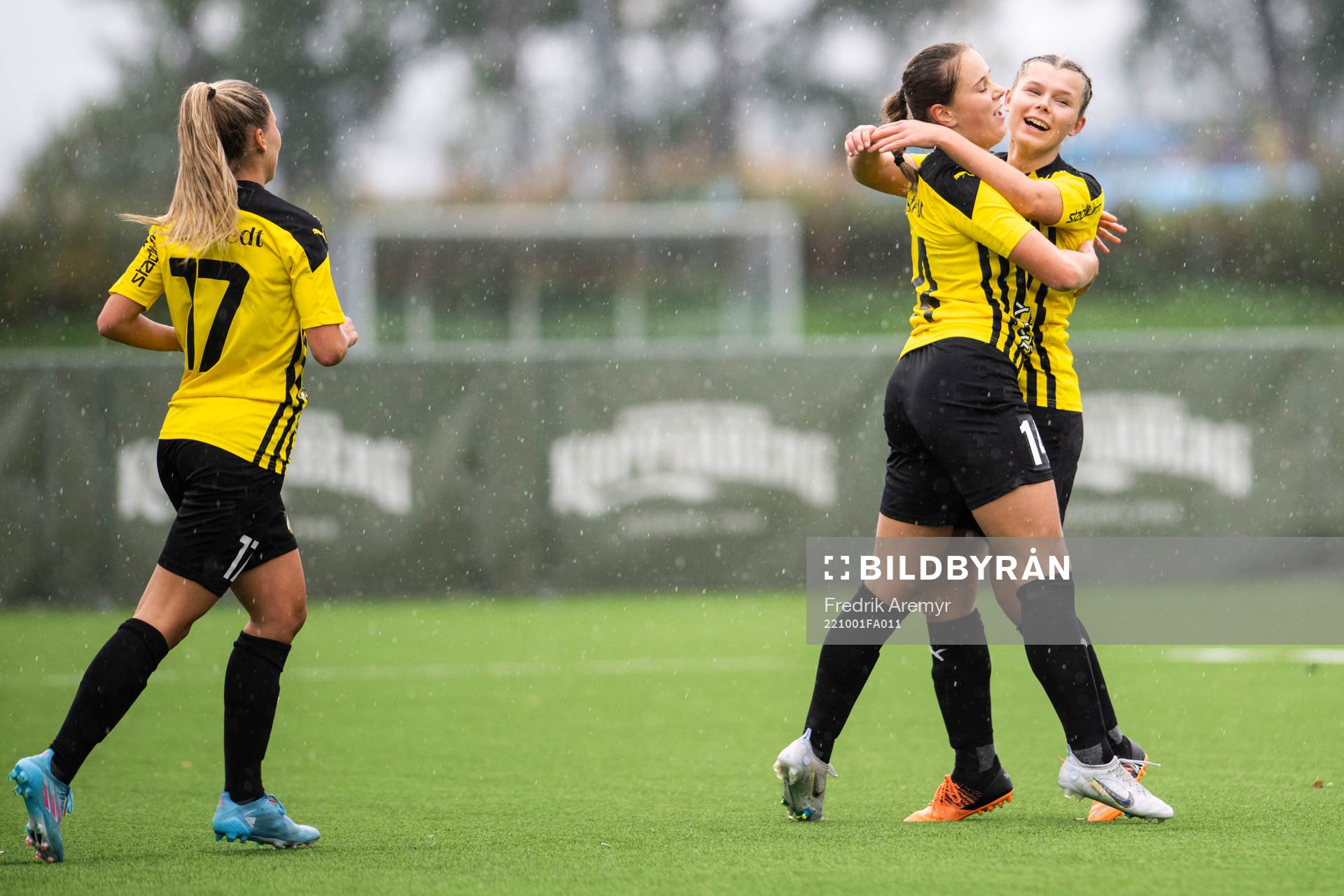 Häckens Novalie Jensen, Matilda Ekblom och Elin Flakberg jublar under fotbollsmatchen i Division Ett Mellersta Götaland mellan Häcken och Onsala den 1 oktober 2022 i Göteborg.