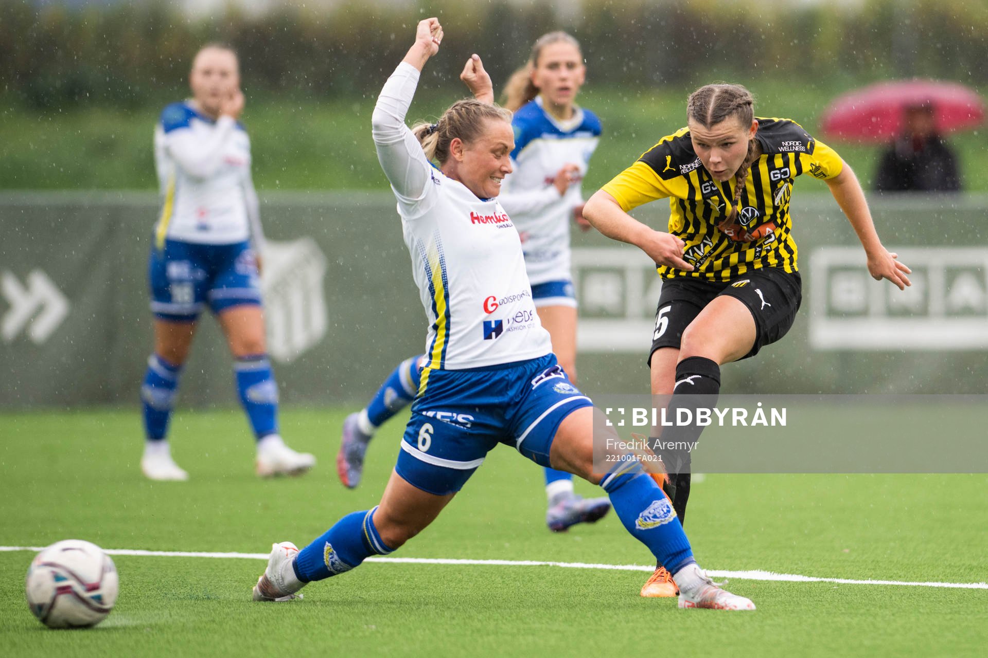Häckens Elin Flakberg under fotbollsmatchen i Division Ett Mellersta Götaland mellan Häcken och Onsala den 1 oktober 2022 i Göteborg.