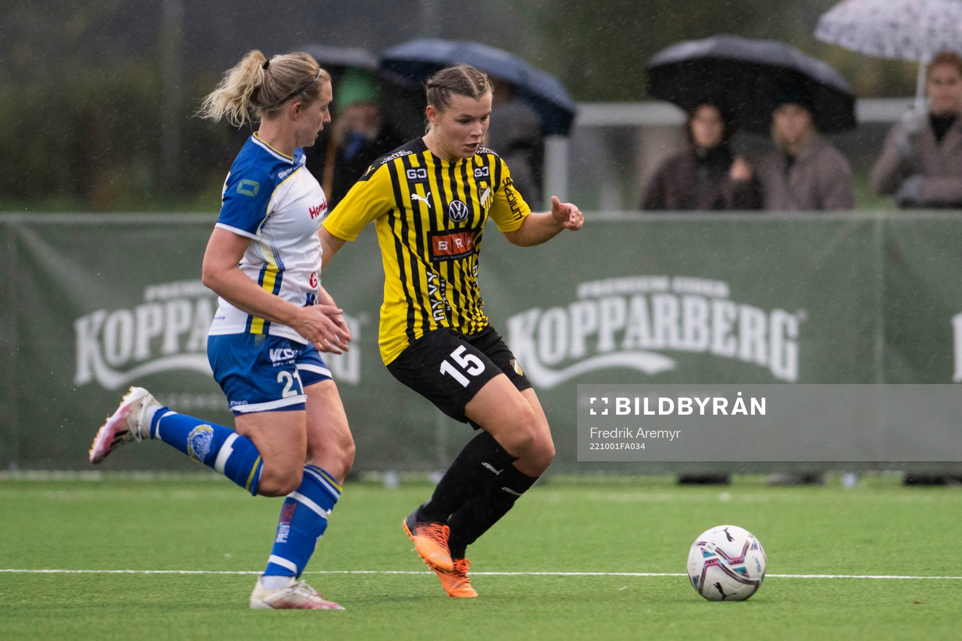 Onsalas Elisabeth Pattersson och Häckens Elin Flakberg under fotbollsmatchen i Division Ett Mellersta Götaland mellan Häcken och Onsala den 1 oktober 2022 i Göteborg.