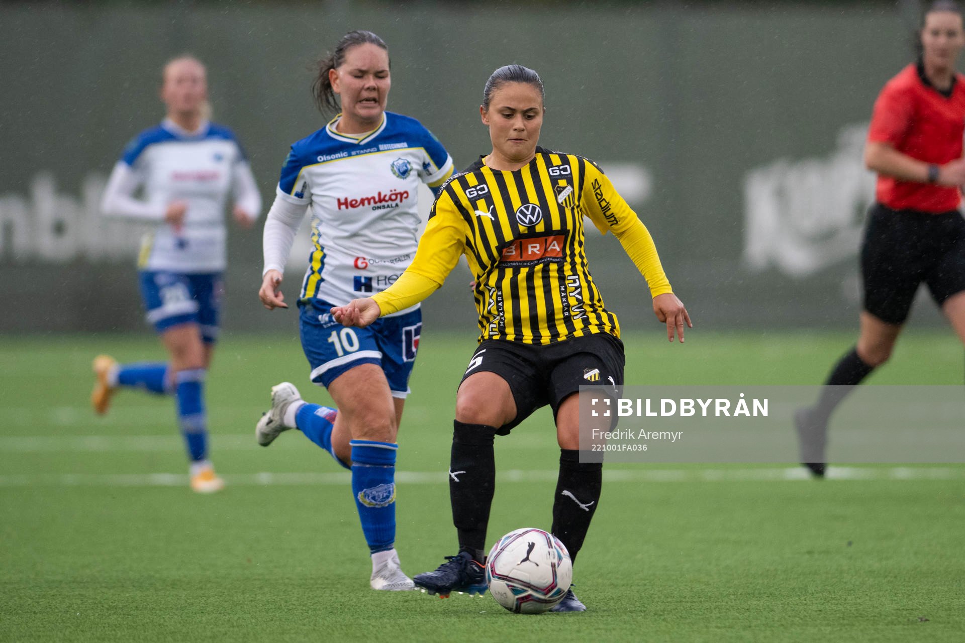 Onsalas Linn Mörfeldt och Häckens Amna Lihovic under fotbollsmatchen i Division Ett Mellersta Götaland mellan Häcken och Onsala den 1 oktober 2022 i Göteborg.