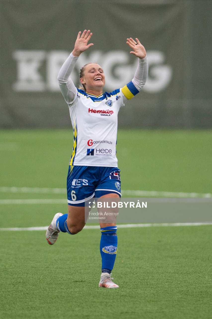 Onsalas Linn Eskilsson jublar efter fotbollsmatchen i Division Ett Mellersta Götaland mellan Häcken och Onsala den 1 oktober 2022 i Göteborg.