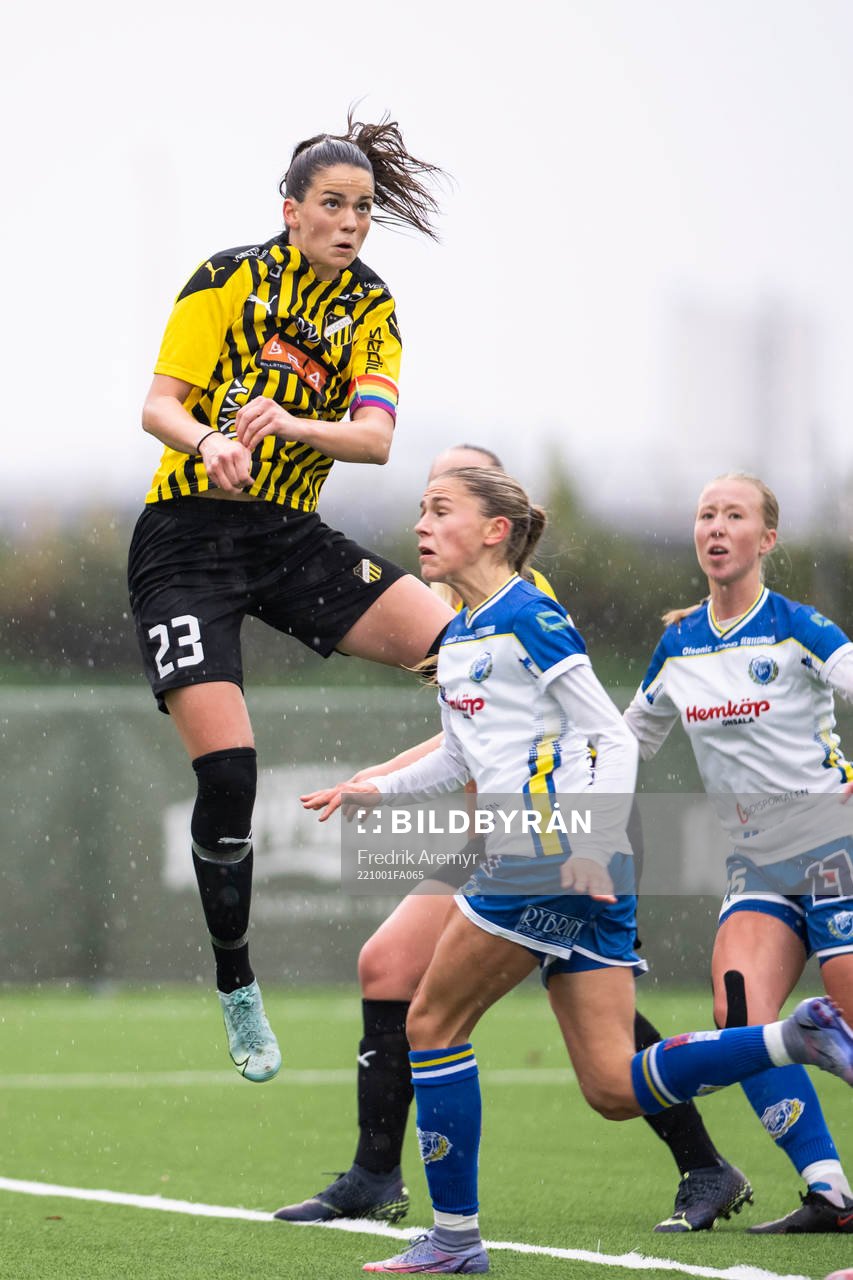 Häckens Lagkapten Andrea Simonovic under fotbollsmatchen i Division Ett Mellersta Götaland mellan Häcken och Onsala den 1 oktober 2022 i Göteborg.