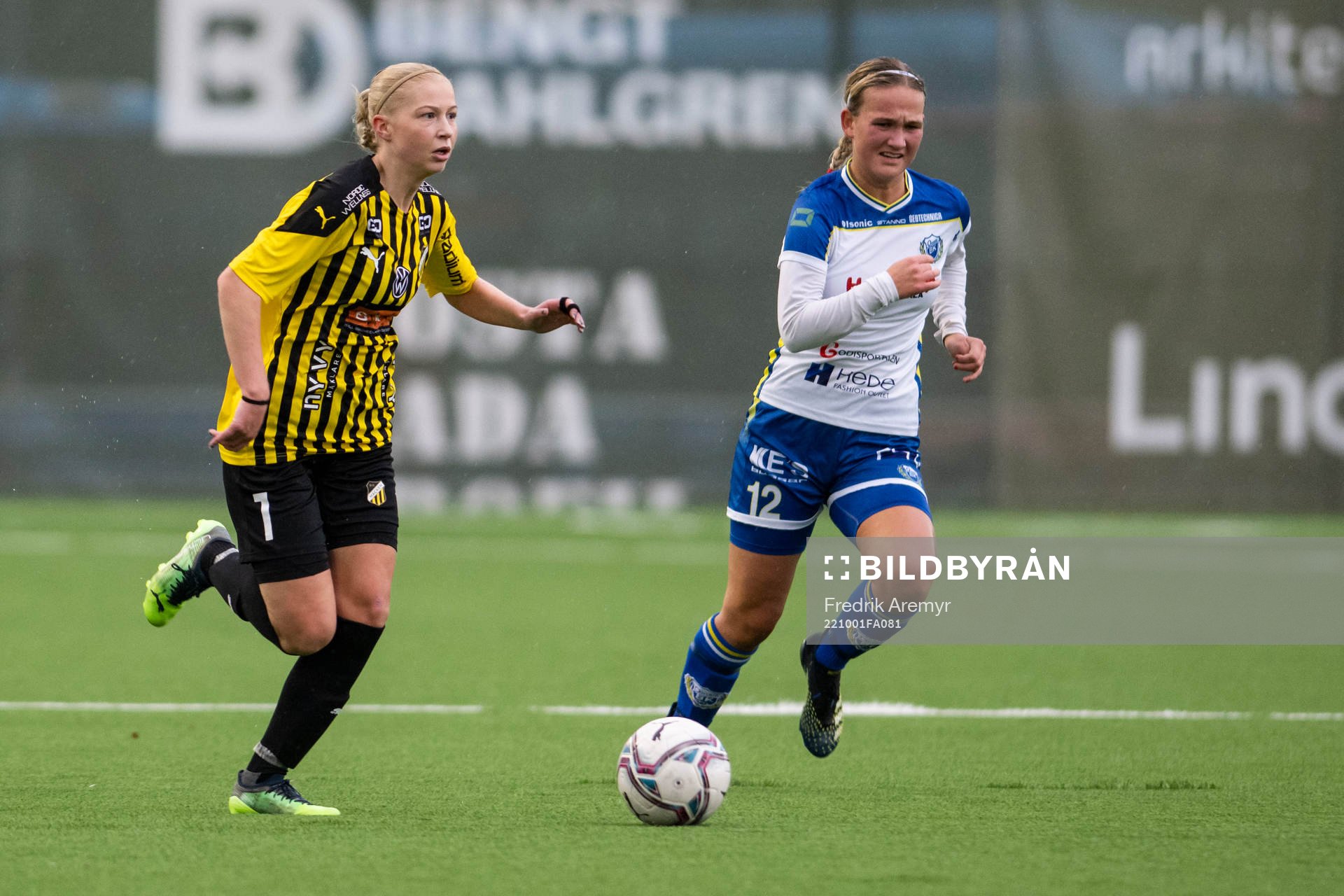 Häckens Filippa Thunell och Onsalas Moa Karlsson under fotbollsmatchen i Division Ett Mellersta Götaland mellan Häcken och Onsala den 1 oktober 2022 i Göteborg.