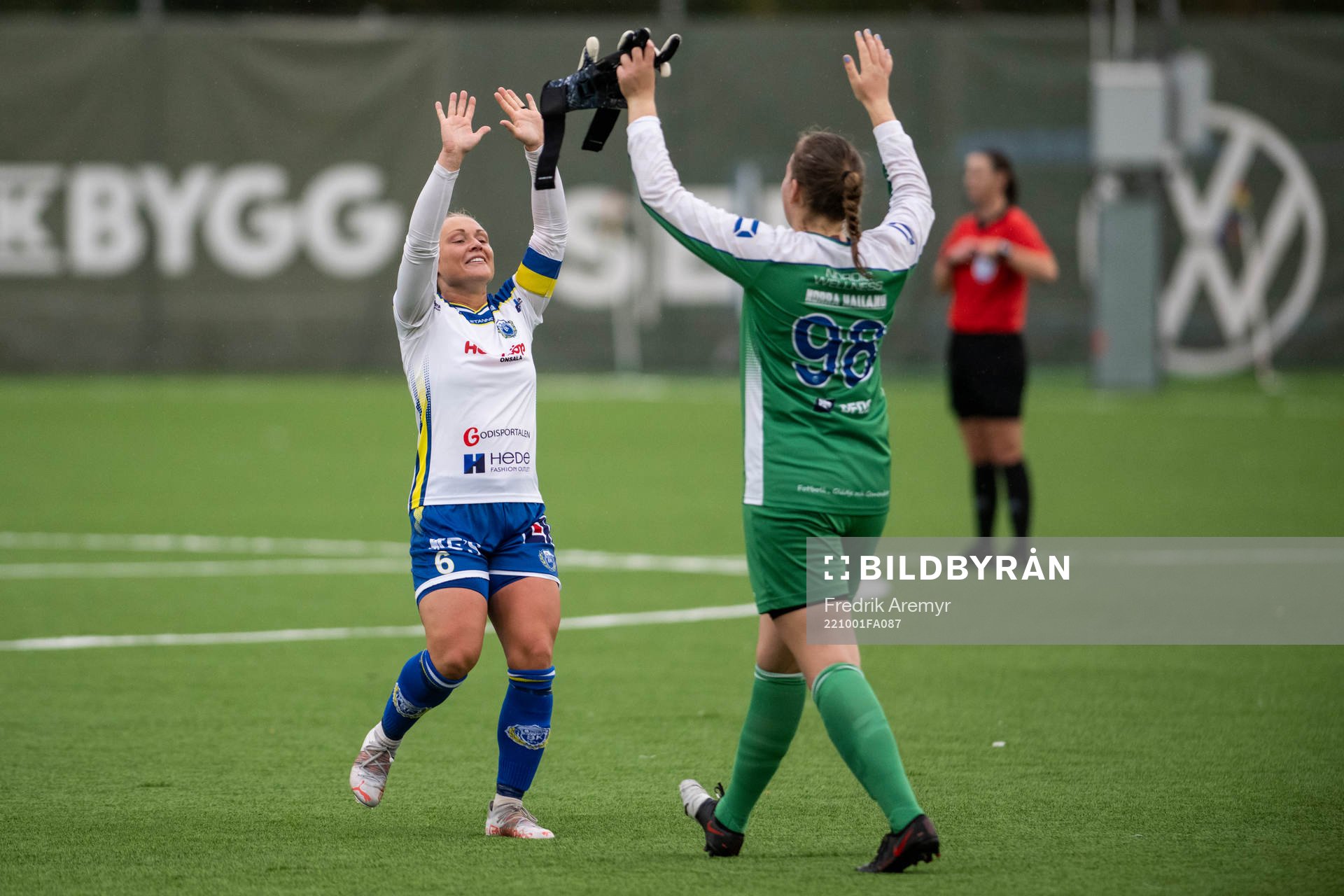 Onsalas Linn Eskilsson och målvakt Emma Collvik jublar efter fotbollsmatchen i Division Ett Mellersta Götaland mellan Häcken och Onsala den 1 oktober 2022 i Göteborg.