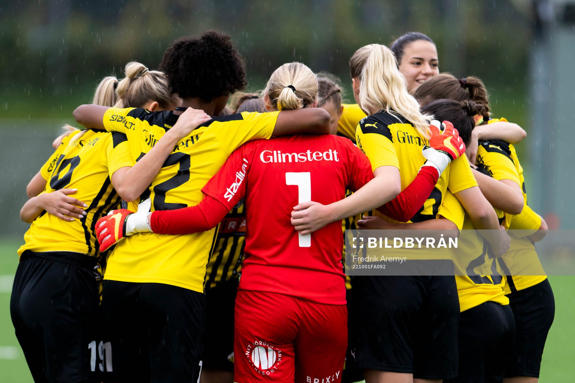 Häckens spelare innan fotbollsmatchen i Division Ett