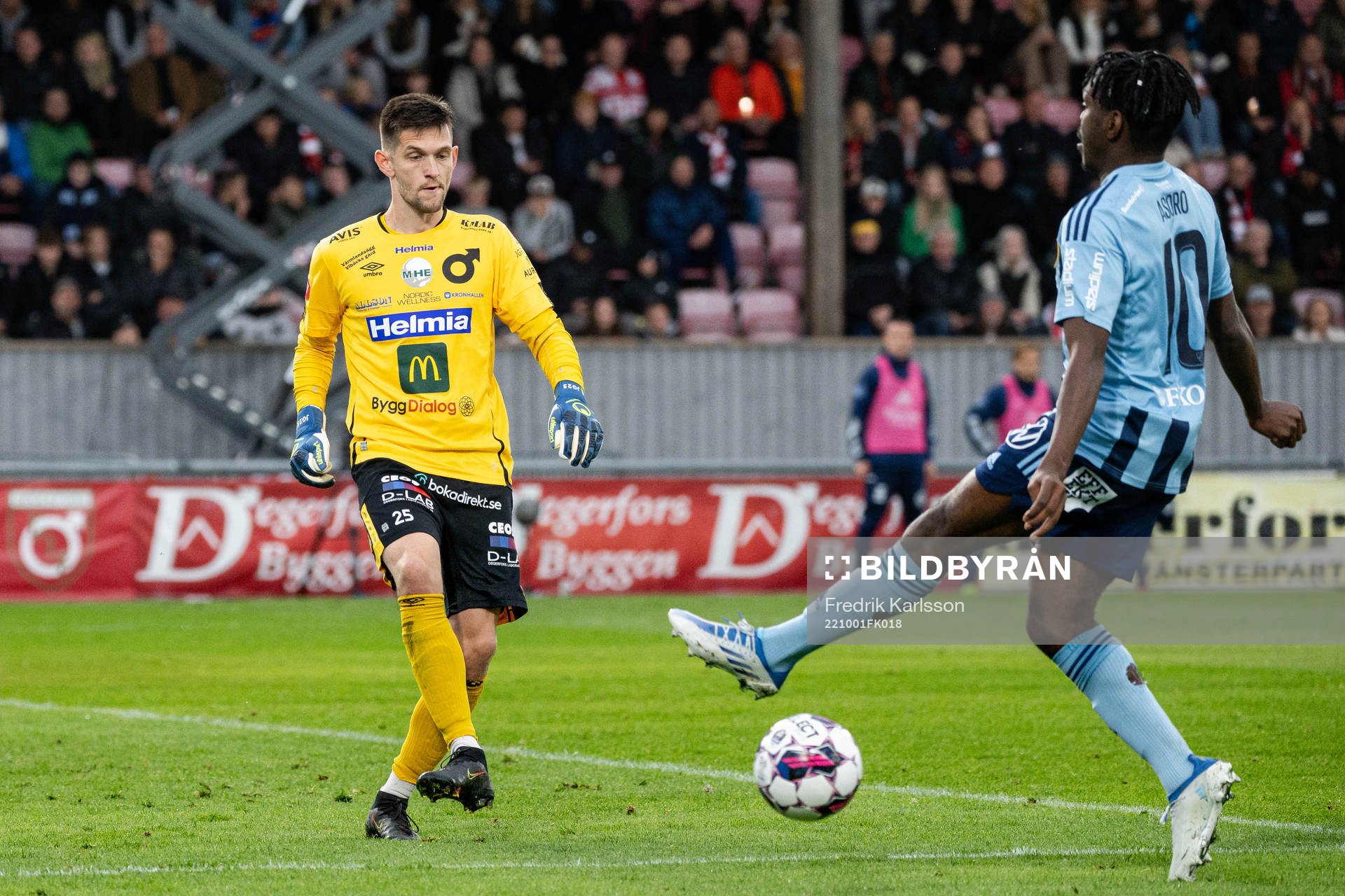 Degerfors målvakt Jeffrey Gal och Djurgårdens Joel Asoro