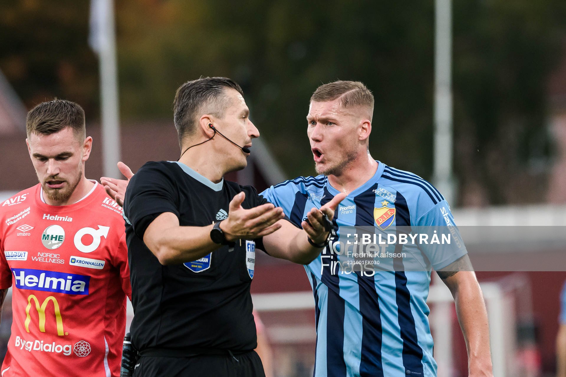 Domare Bojan Pandzic i samtal med Djurgårdens Victor