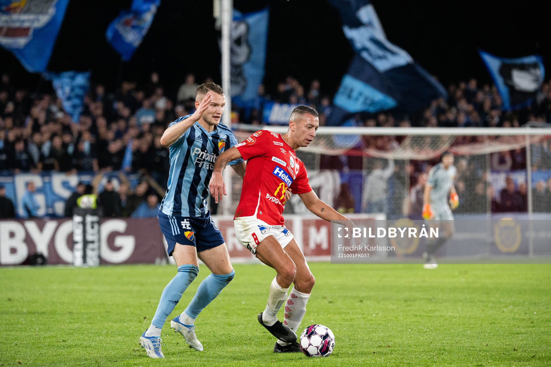 Djurgårdens Piotr Johansson och Degerfors Nikola Djurdjic under fotbollsmatchen i Allsvenskan mellan Degerfors och Djurgården den 1 oktober 2022 i Degerfors.