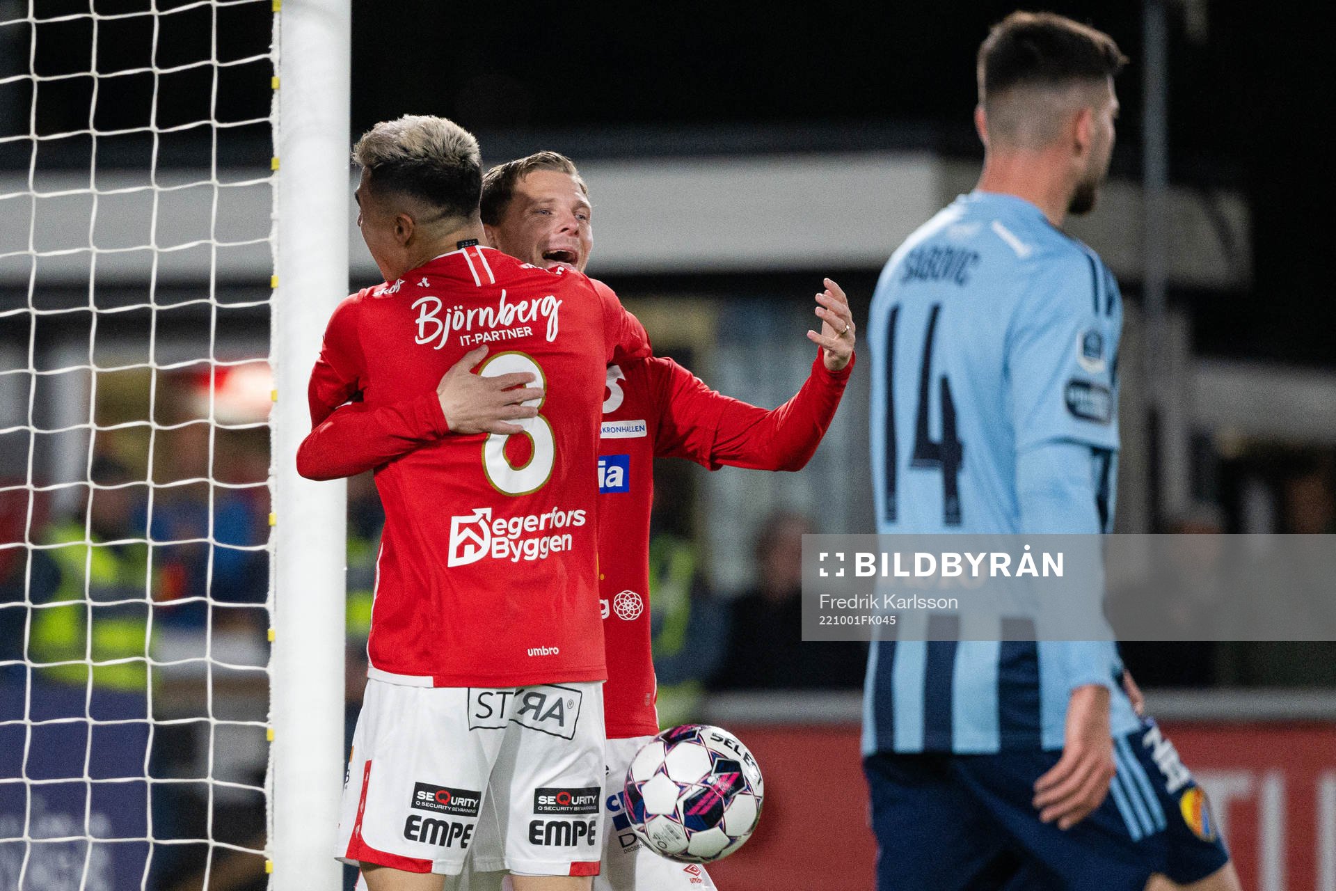 Degerfors Diego Campos och Johan Bertilsson jublar