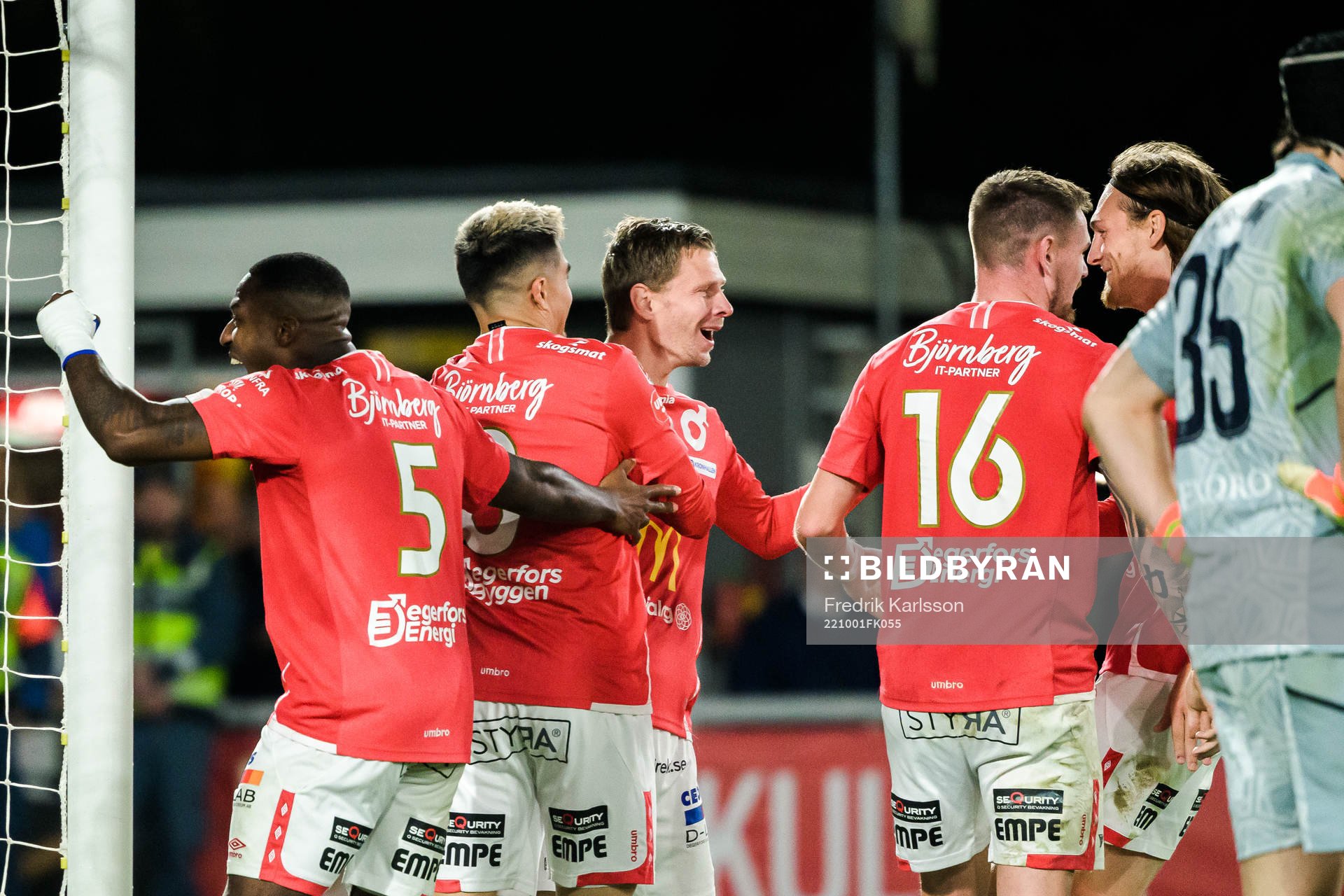 Degerfors Johan Bertilsson och Gustav Granath jublar