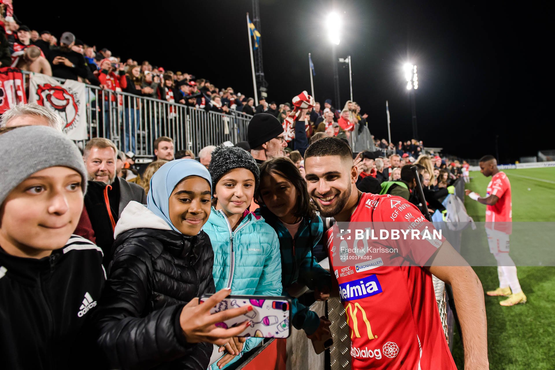 Degerfors Omar Faraj jublar med publiken
