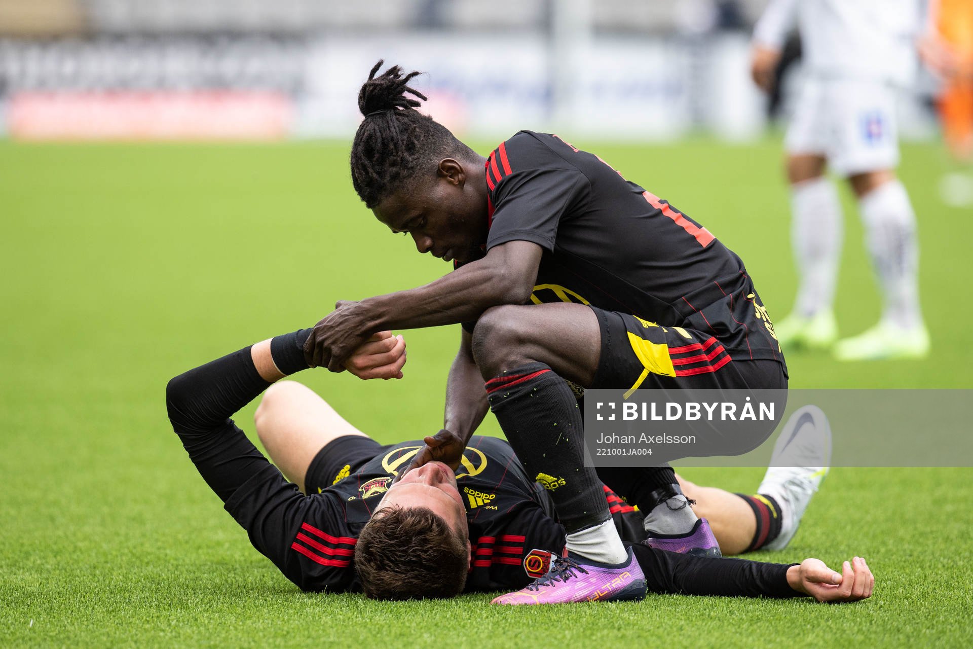 Östersunds Myroslav Mazur får hjälp av Yannick Armel