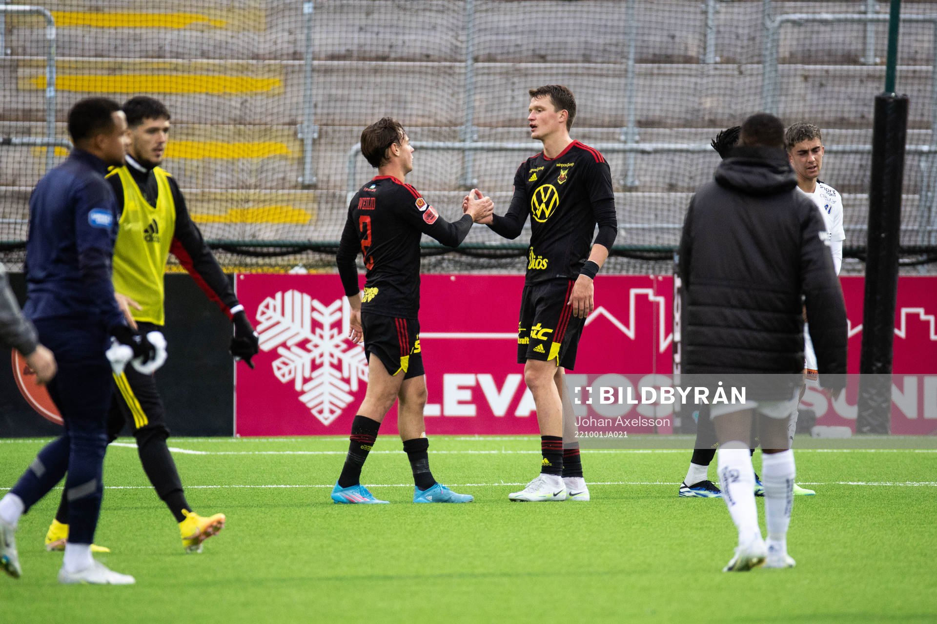Östersunds Cesar Weilid och Myroslav Mazur efter fotbollsmatchen i Superettan mellan Östersund och Halmstad den 1 oktober 2022 i Östersund.