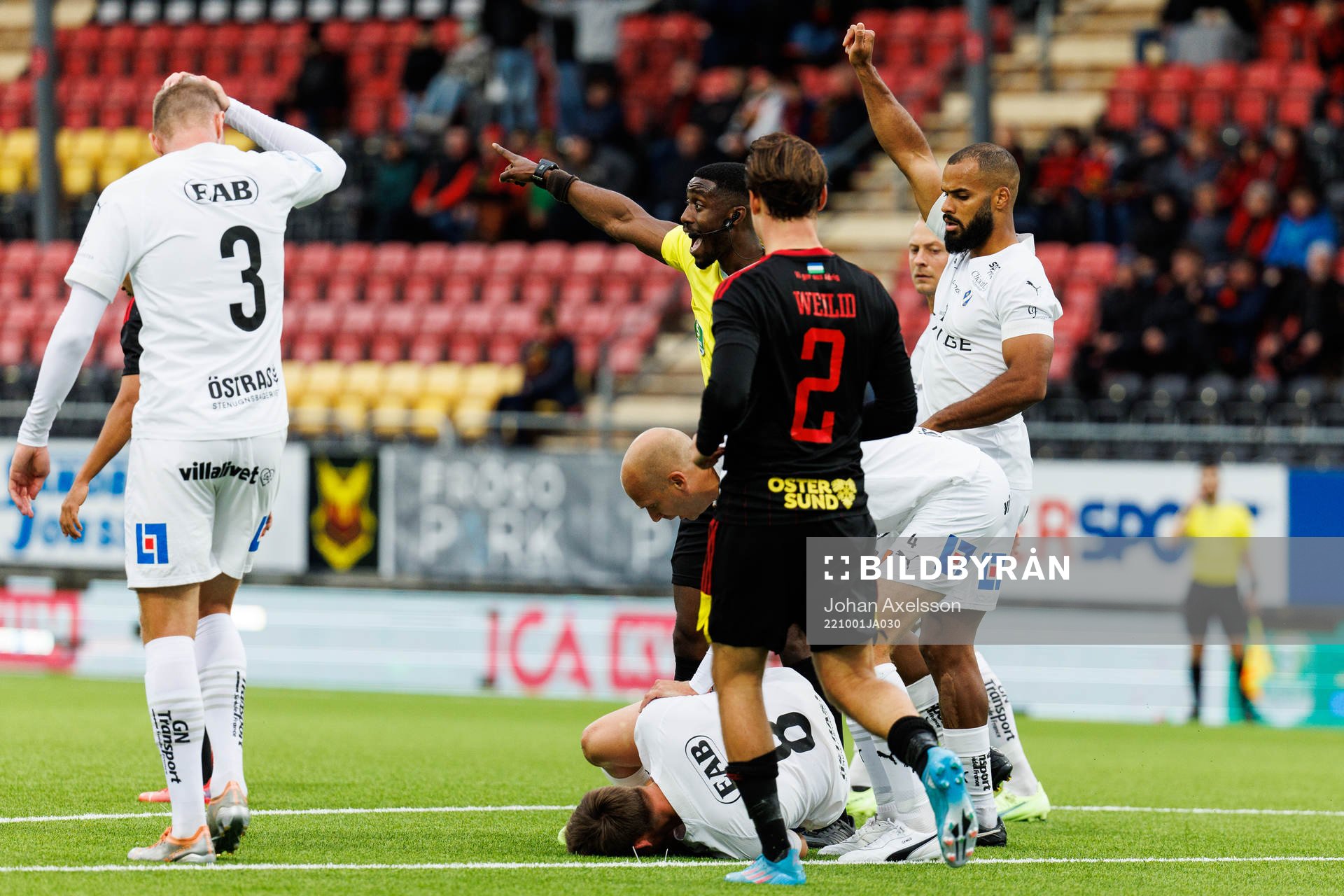 Domare Fredrik Oppong reagerar